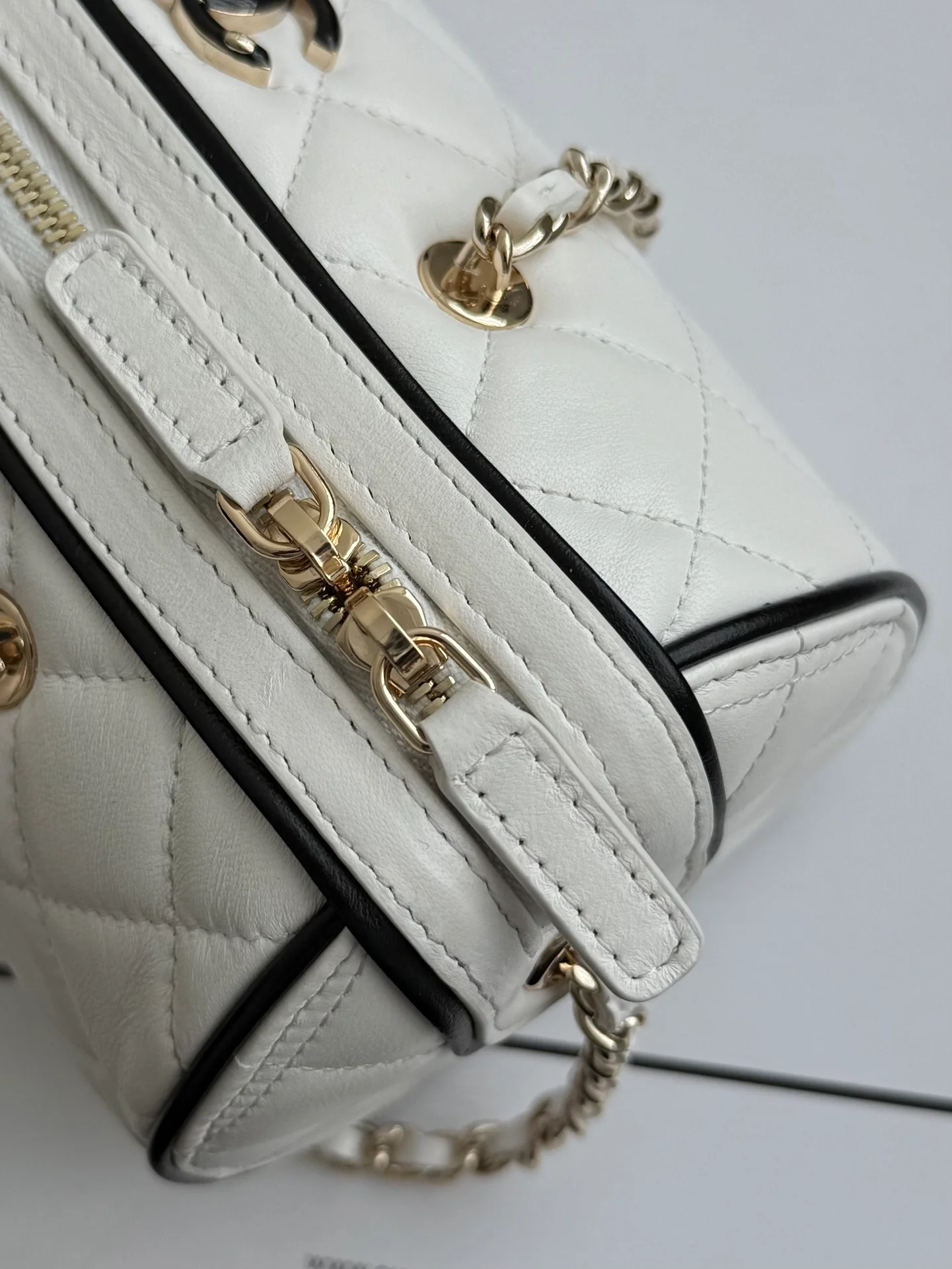 Мини-шар для боулинга Chanel 25 пенсов, весенне-летний, из овечьей кожи, белый с черной отделкой.