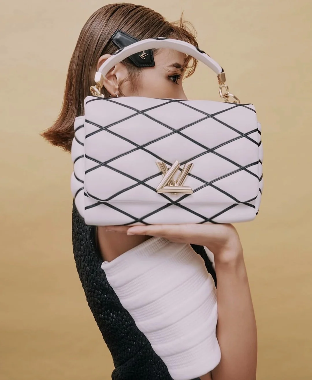 m22890LV - Стеганая сумка на цепочке - Большая белая