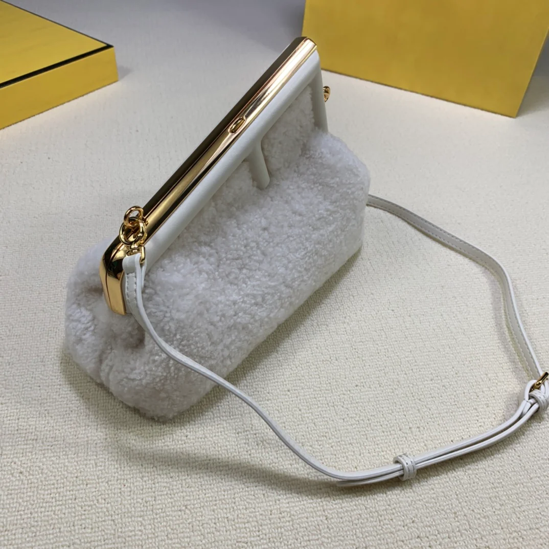 Маленькая белая шерстяная сумочка Fendi-first