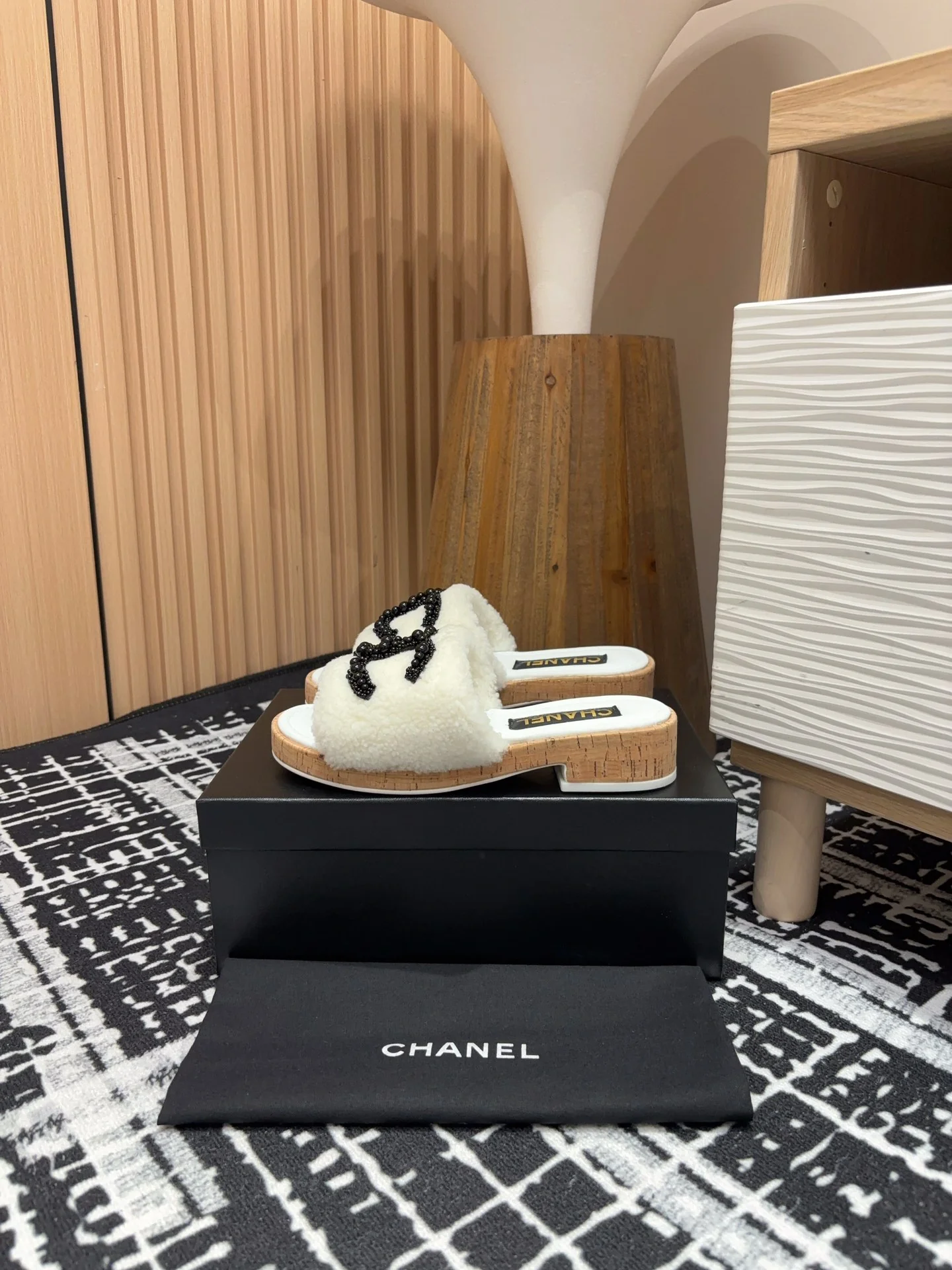 Шерстяные сандалии на низком каблуке Chanel 2024 — белые