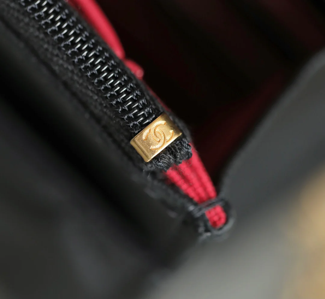 Весенняя коллекция Chanel 2023 - Регулируемая пряжка Camellia WOC - Овечья кожа - Черный - 19 см