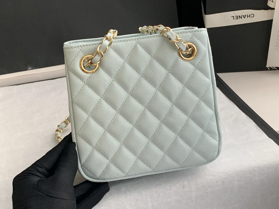 Новая сумка-тоут Chanel весна/лето 2022 — серая.