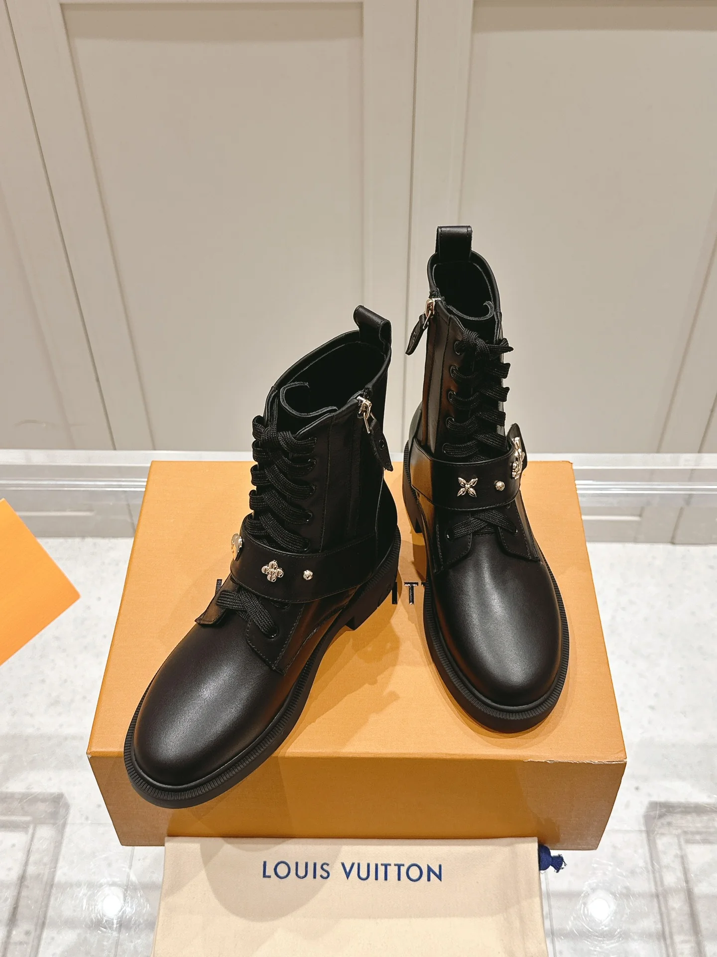 Мотоциклетные ботинки LV-2024 с боковой молнией и металлическими надписями - черные