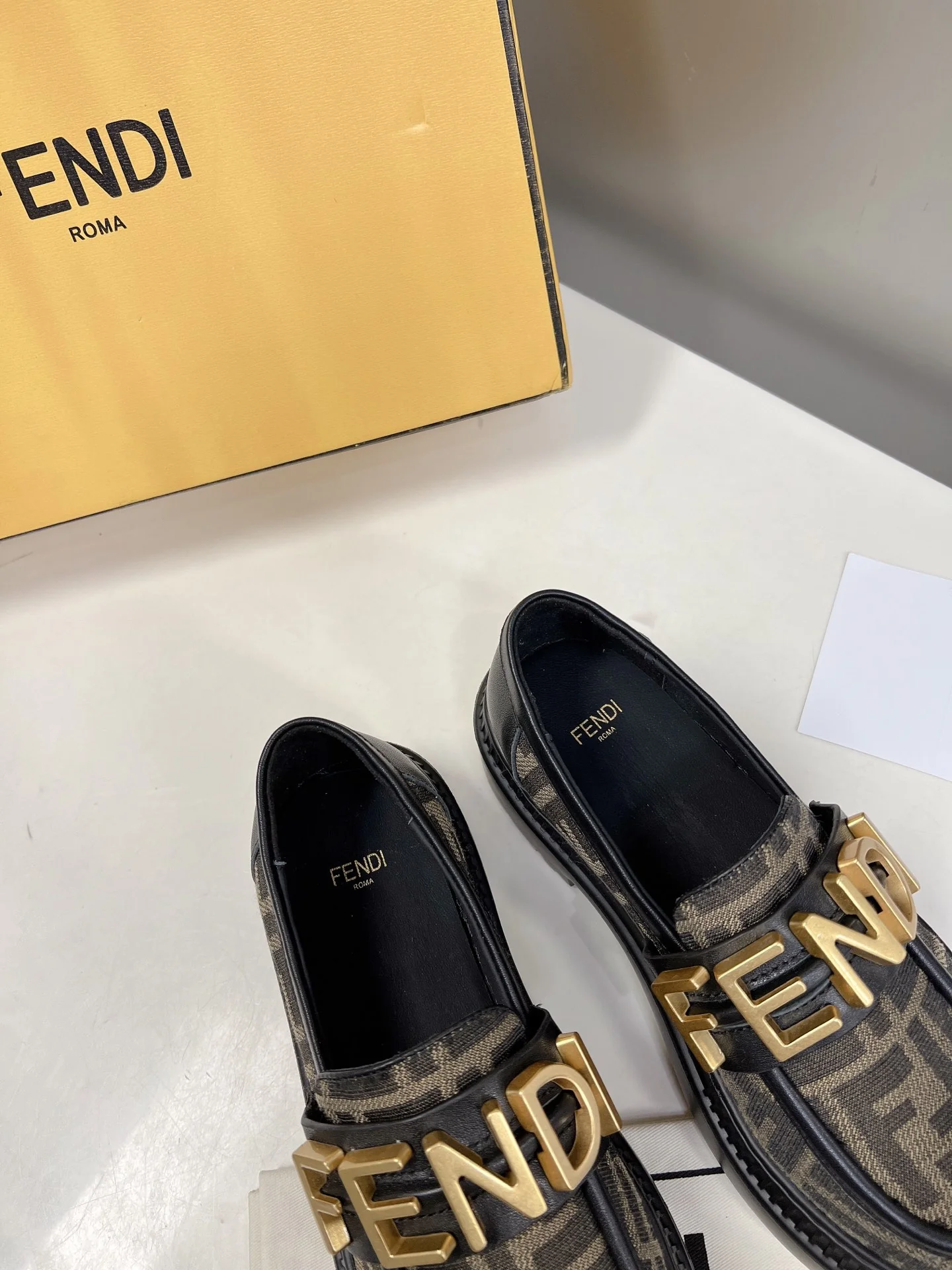 Новинка весны 2022 года от Fendi - Туфли с афро-буквами - Коричневые