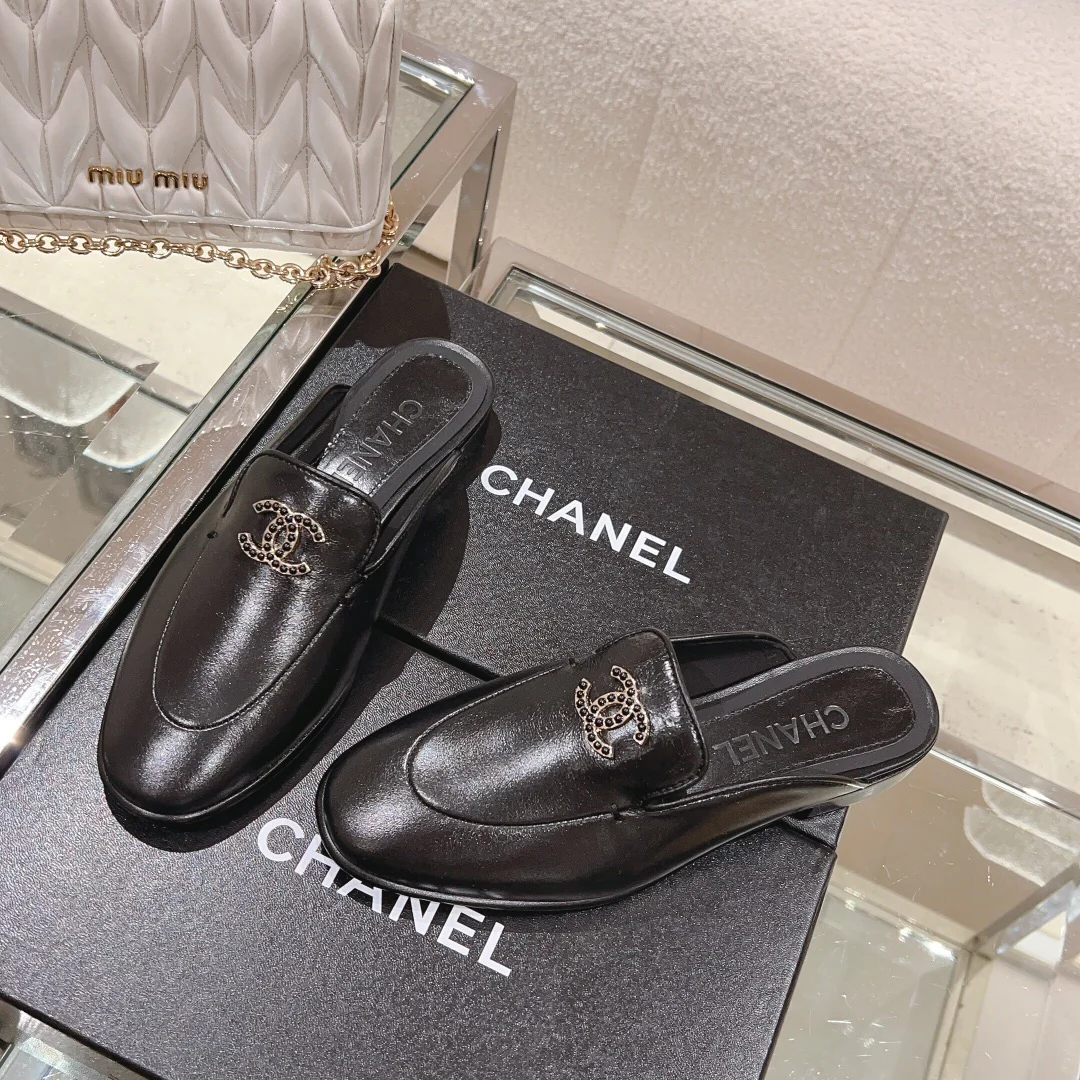 Лоферы/слипоны Chanel - черные