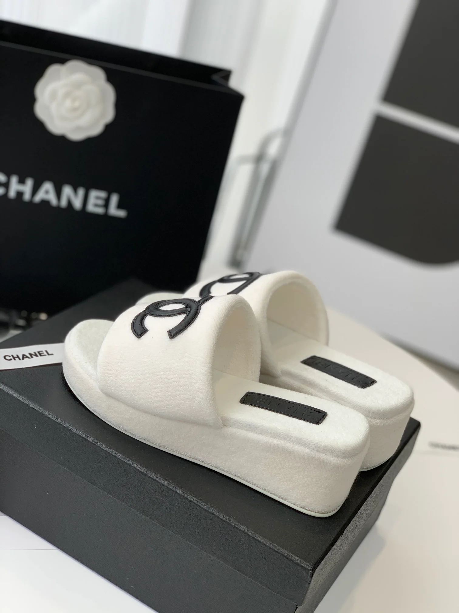 Новые модели домашних тапочек Chanel из махровой ткани, коллекция осень/зима - размеры 35-43.