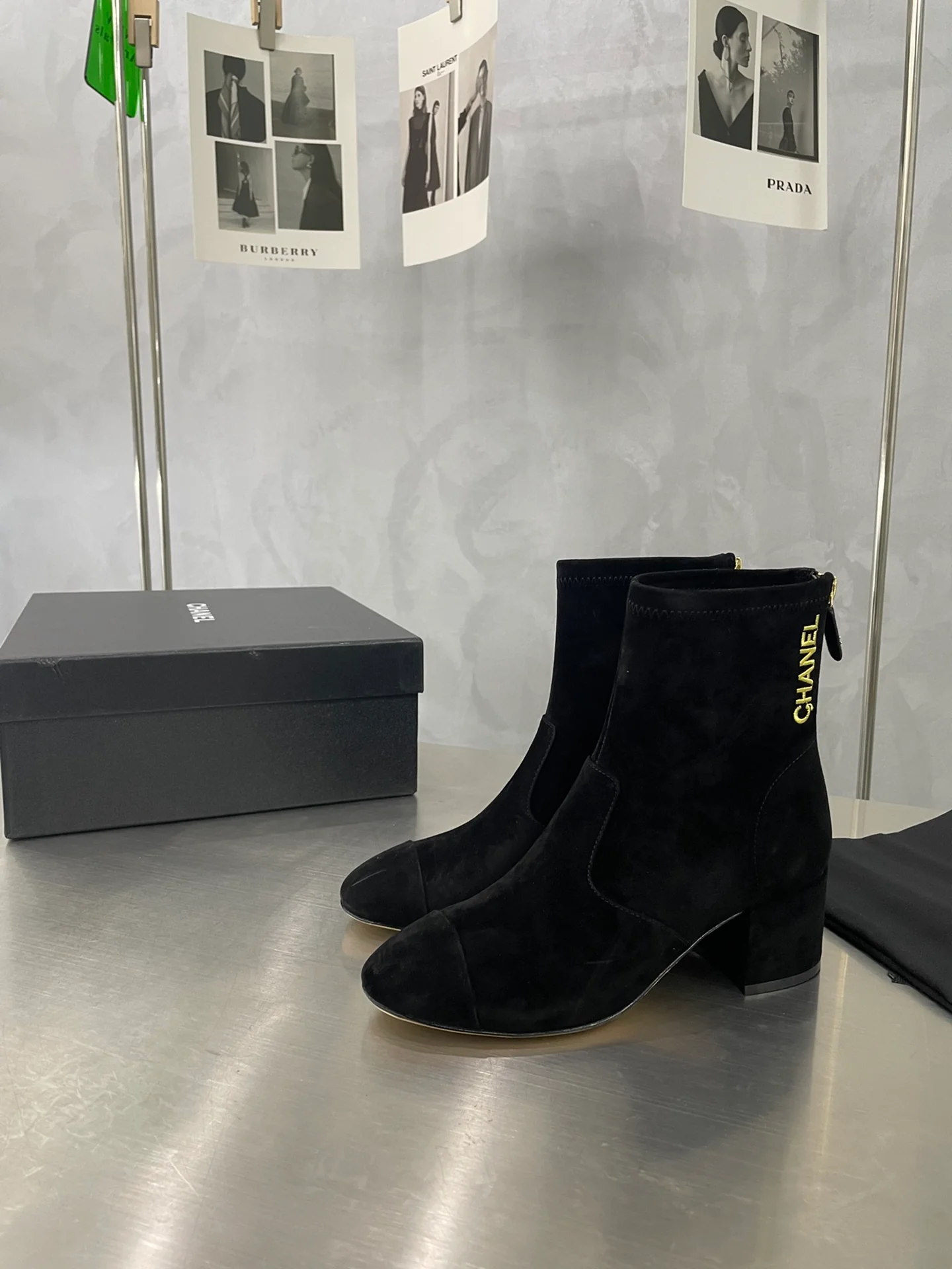 Ботильоны Chanel на массивном каблуке с острым носком - черные