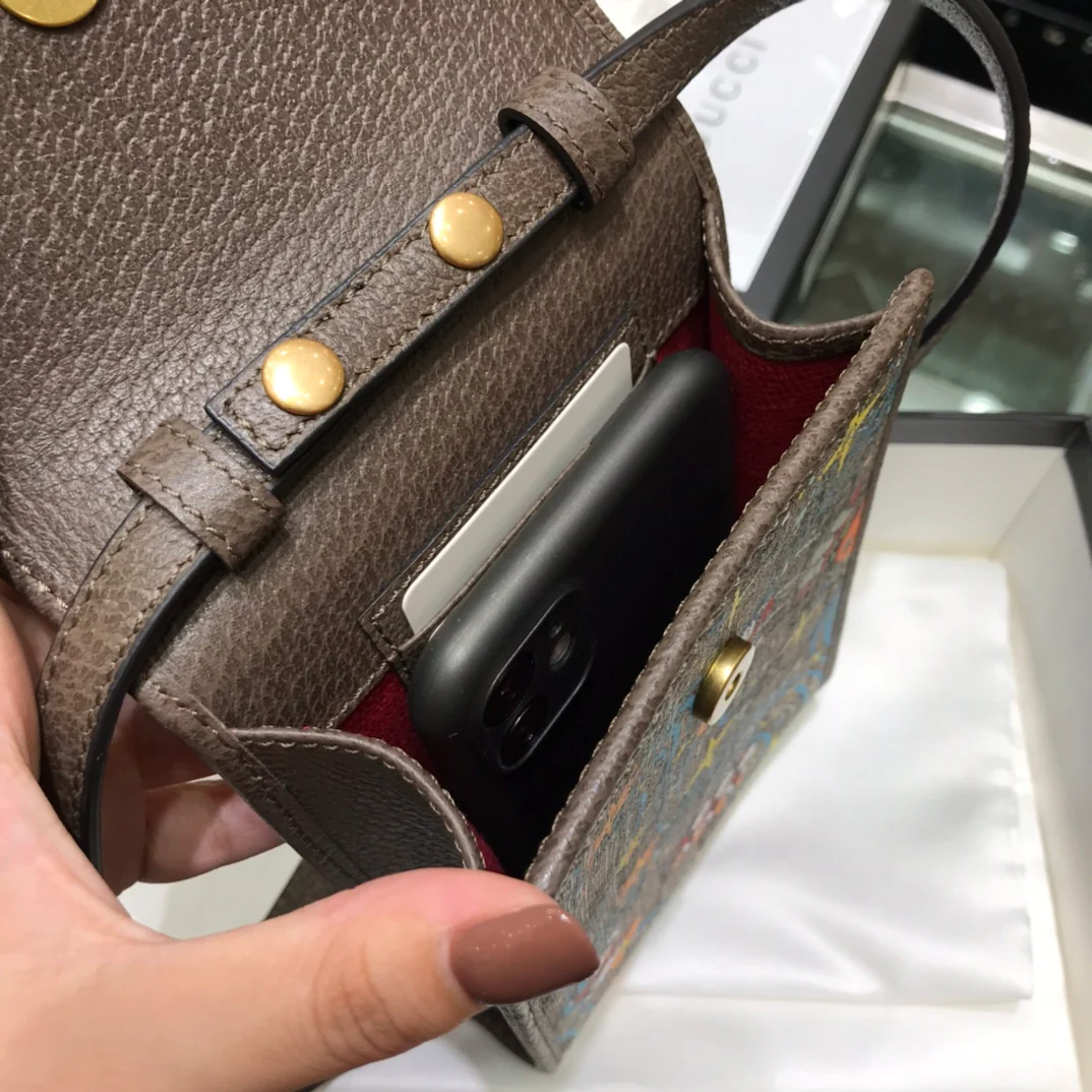 Сумка для телефона Gucci с изображением Дональда Дака