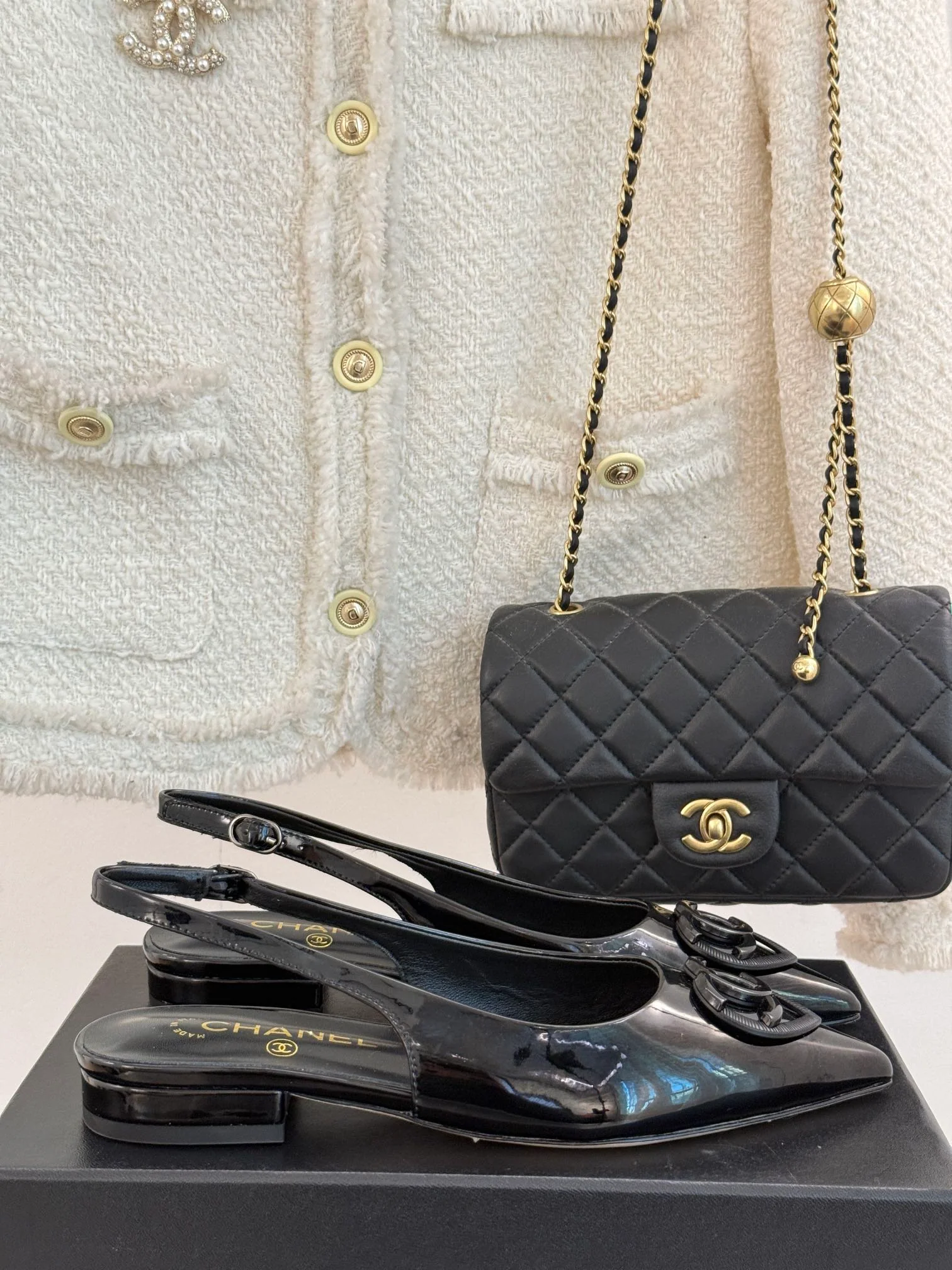 Сандалии Chanel 2024 с острым носком в форме сердца на низком каблуке - Черные - 1