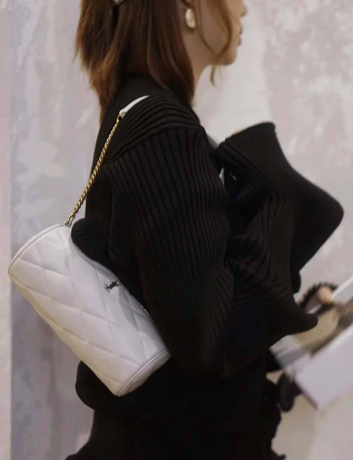 Маленькая цилиндрическая сумка YSL Sade - белая - на фото.