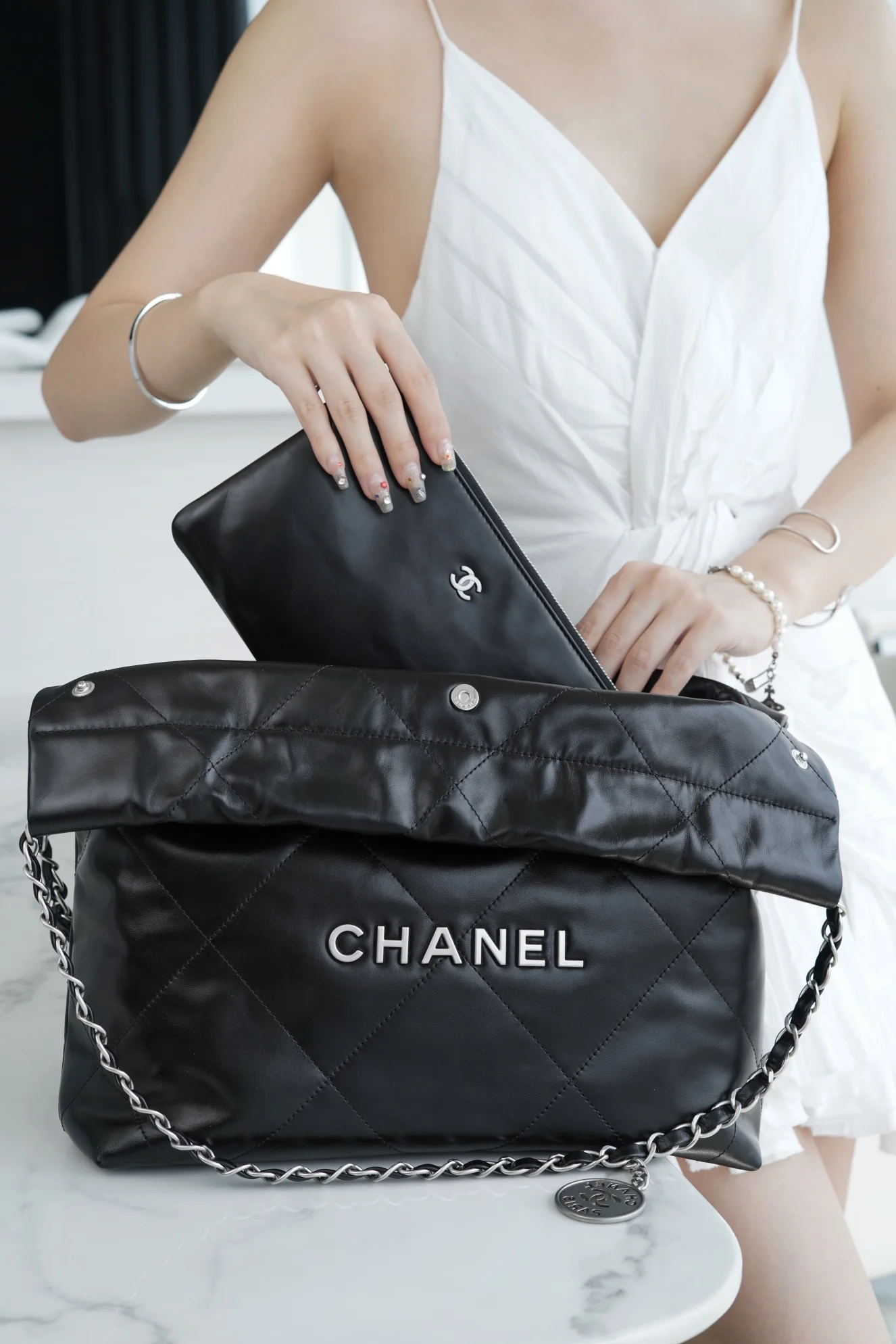 Сумка Chanel 22p 22bag, маленькая, черная, с серебряной пряжкой - 1 шт.