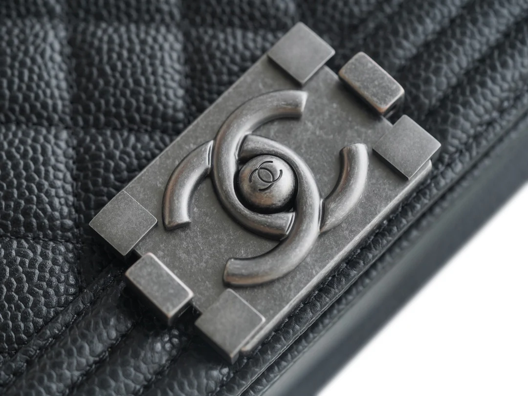 Коллекция Chanel Le Boy - Черная кожа личи, винтажная серебряная пряжка - 20 см