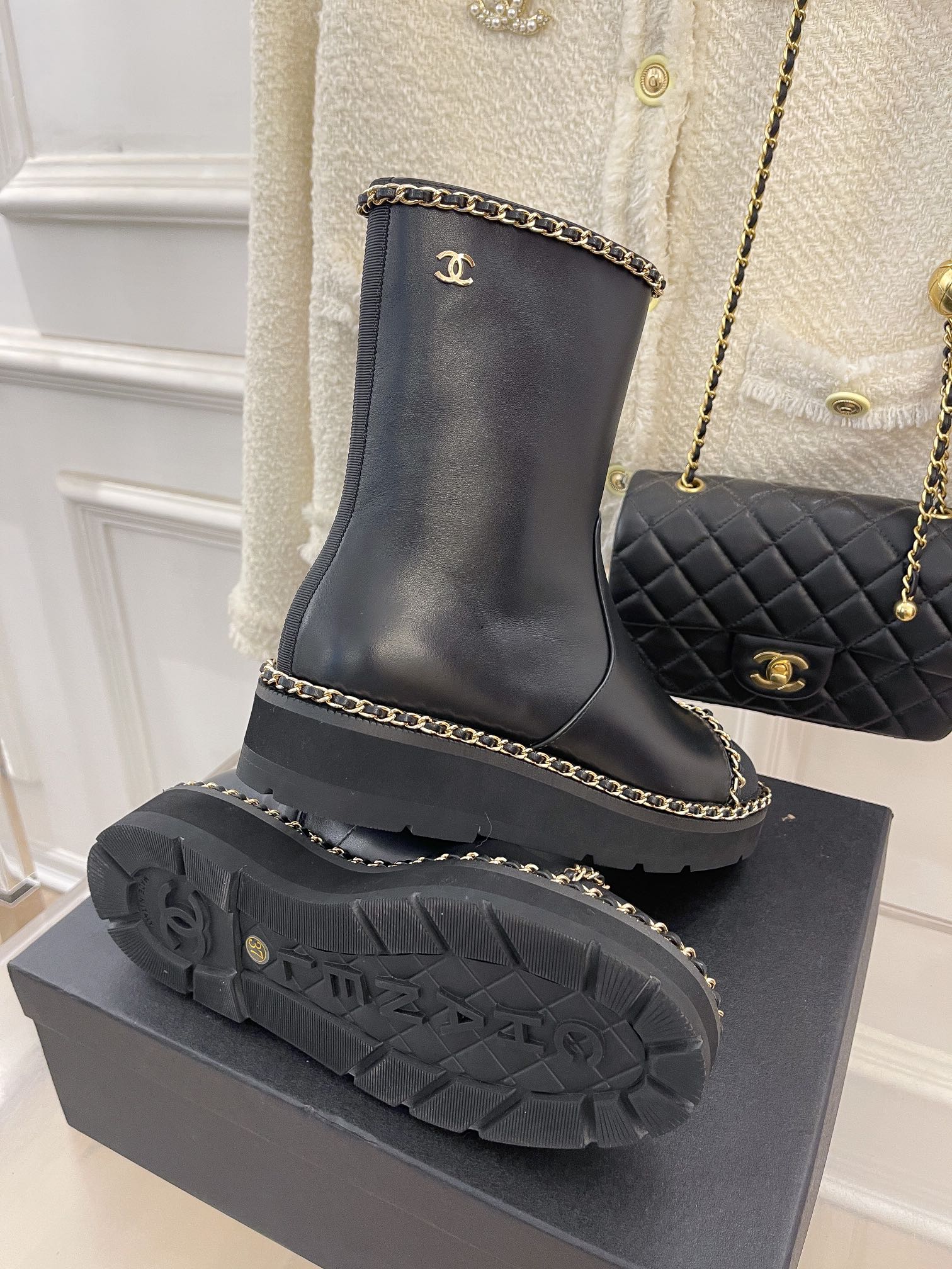 Весенняя коллекция Chanel 2022 — Ботильоны с цепочкой по краю — Черные