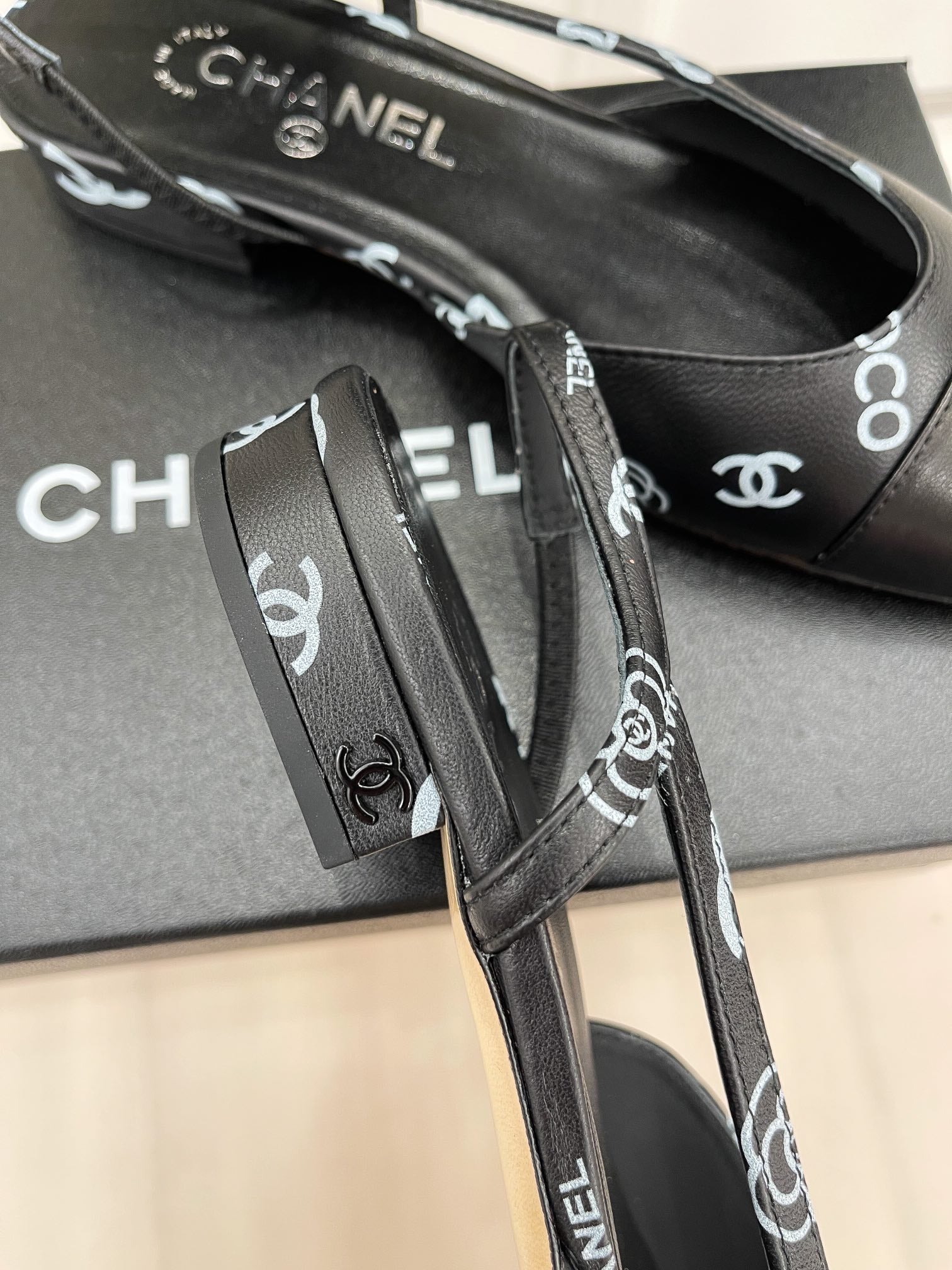 Новинка весны 2023 года от Chanel - Сандалии с принтом и открытой пяткой - Черные