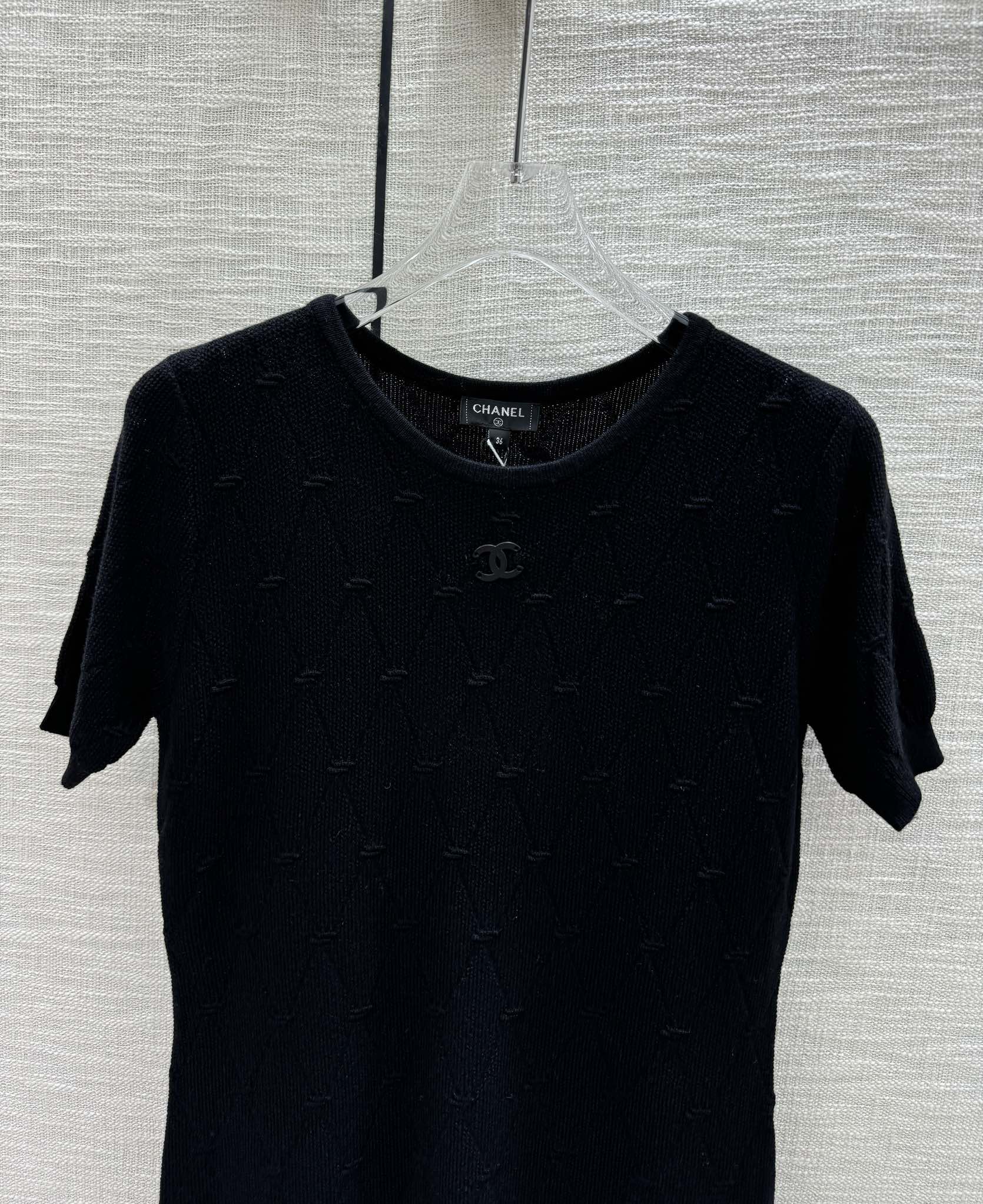 Новая коллекция Chanel Весна/Лето 2024: трикотажное платье с короткими рукавами и ромбовидным узором - Черное