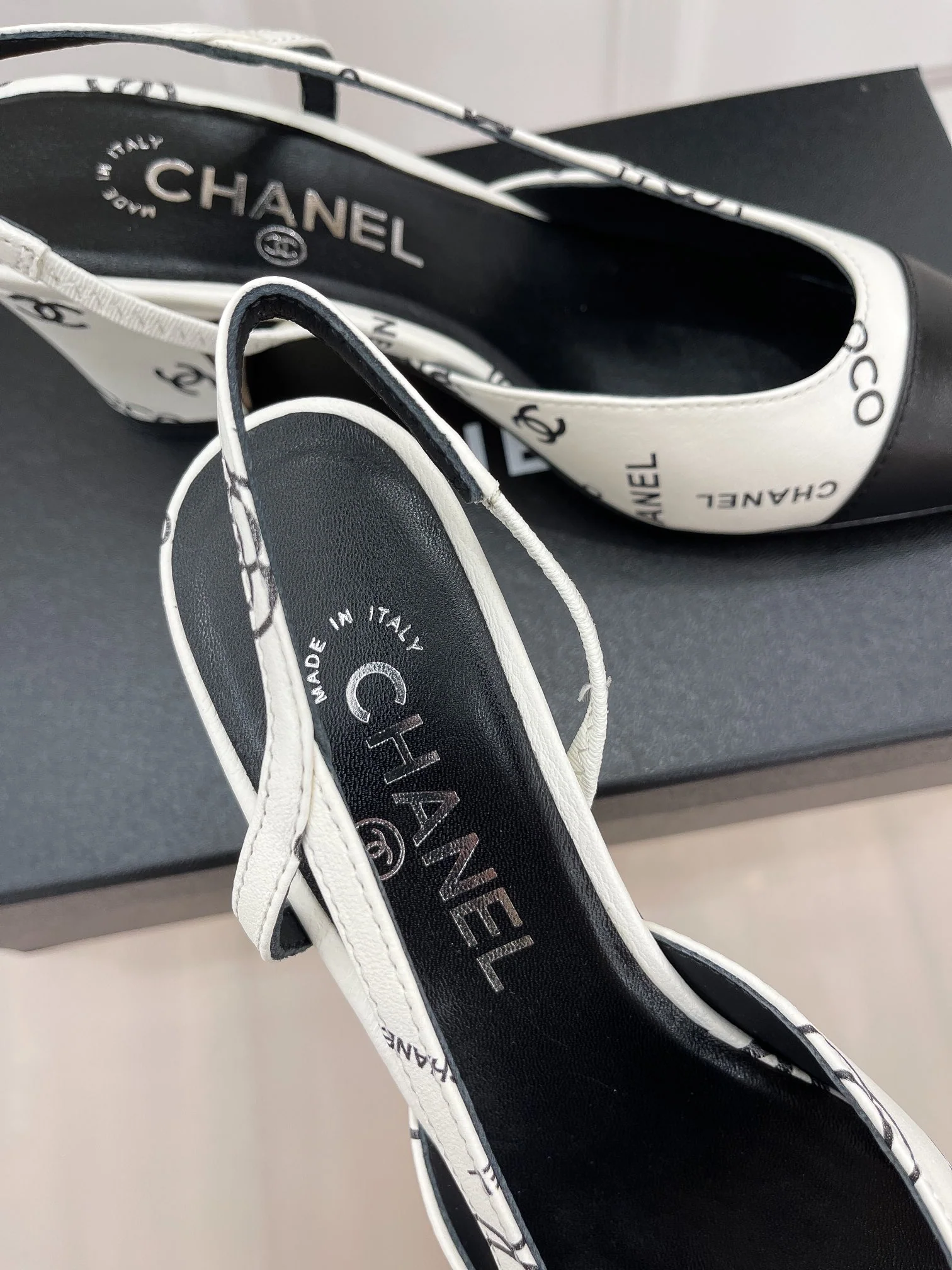 Новинка весны 2023 года от Chanel - туфли на высоком каблуке с принтом и вырезами - 6 см.
