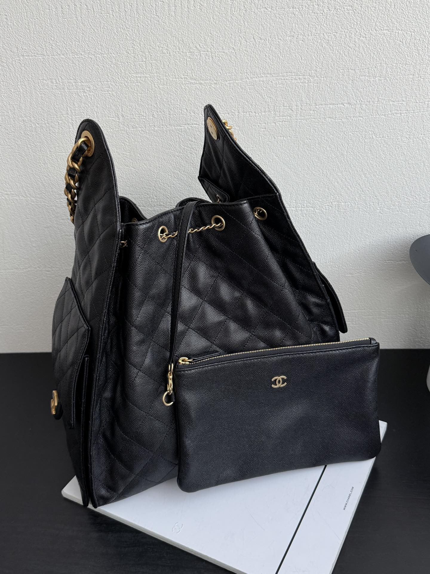 Сумка-хобо Chanel 25s 25bag из икры с завязками, черная, средний размер.