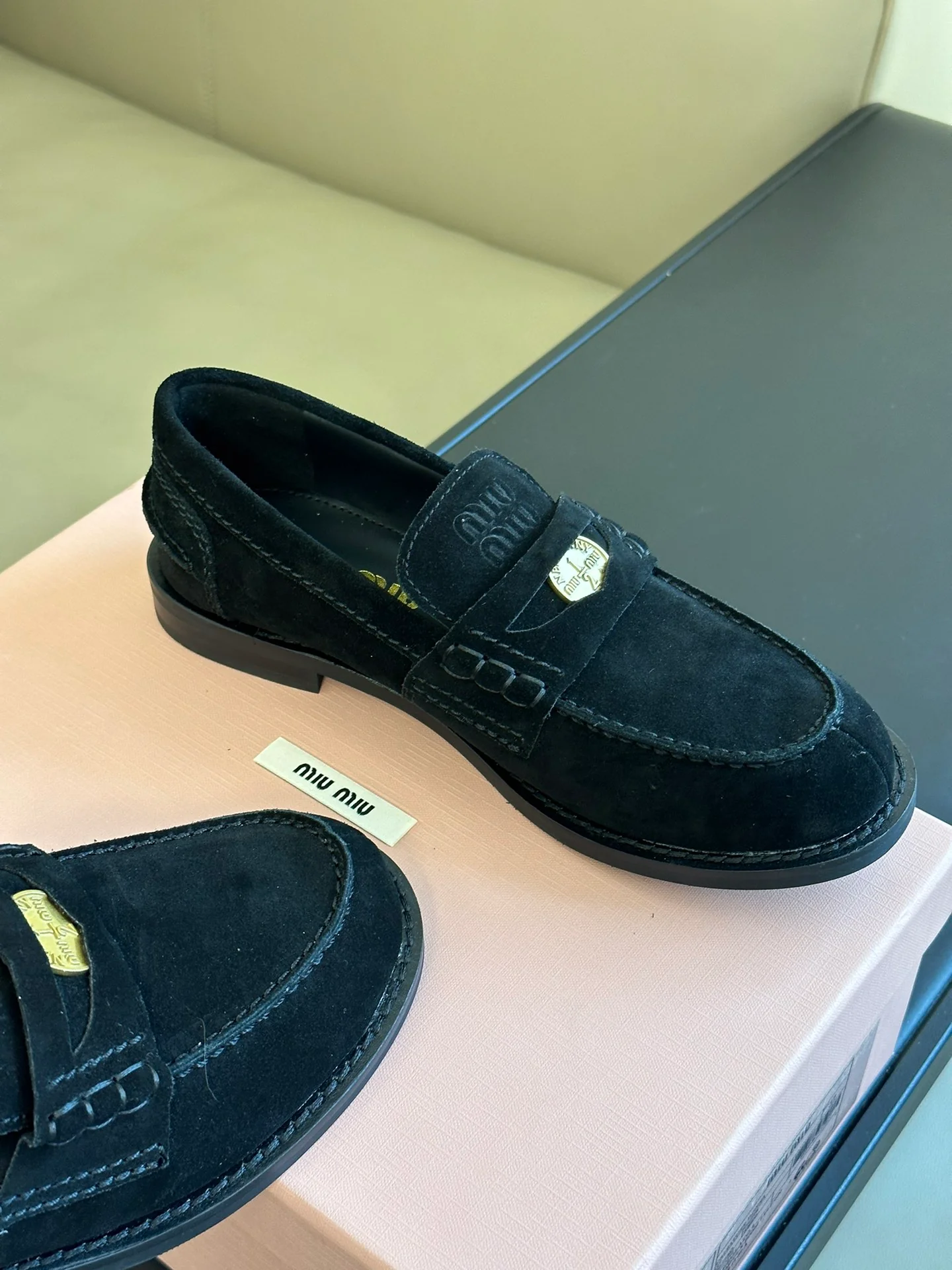 Новинка сезона осень/зима 2023 от Miu Miu - Лоферы Gold Coin - Замшевые, черные