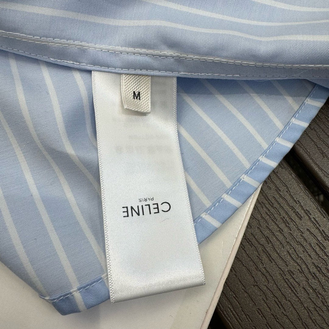 Новинка сезона весна/лето 2024 от Celine: рубашка в сине-белую полоску с вышивкой ?Триумфальная арка?.