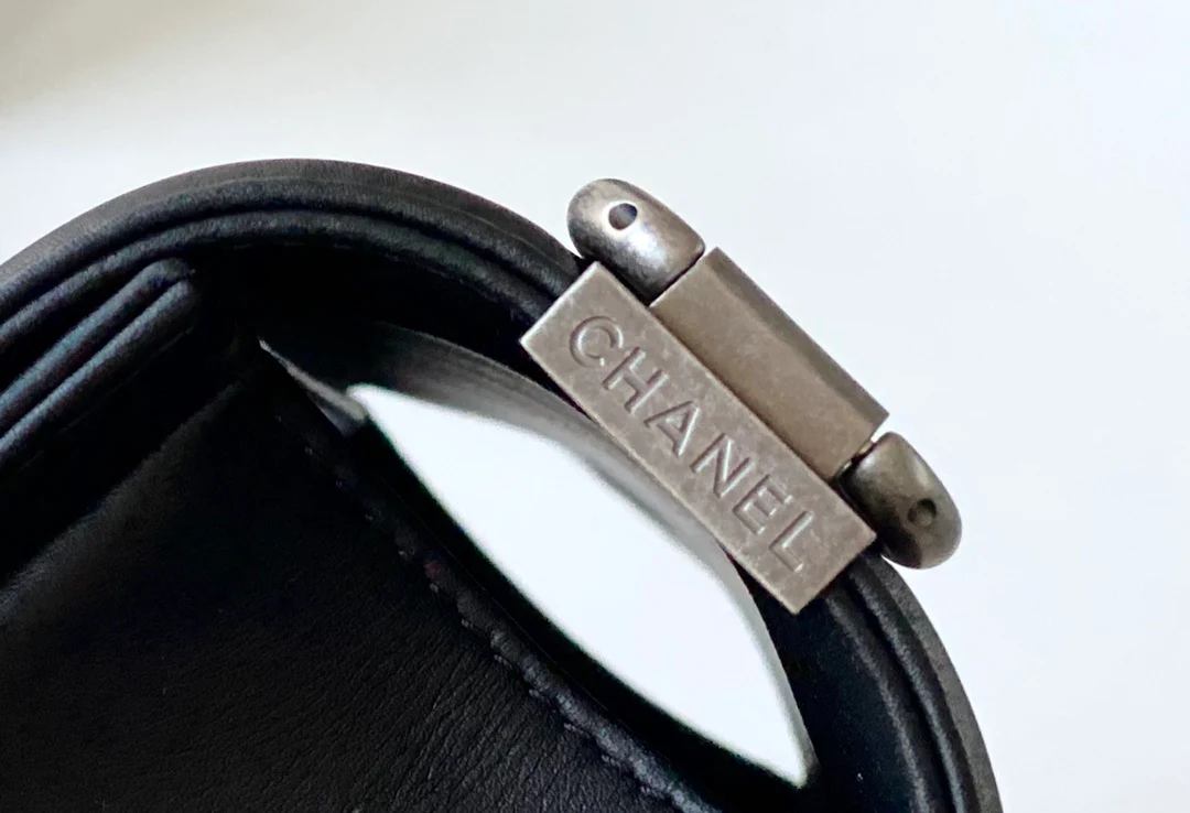 Мини-сумка Chanel Le Boy из черной телячьей кожи с винтажной серебряной пряжкой.