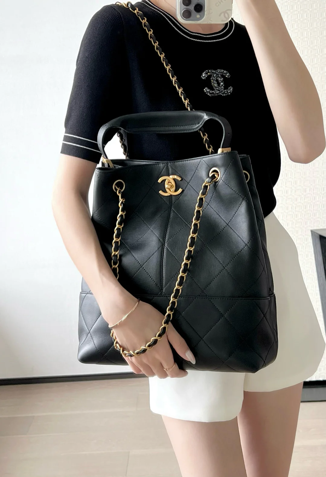 Chanel - ??? - Прямая сумка-шоппер - Телячья кожа - ??? - Черная с золотой фурнитурой