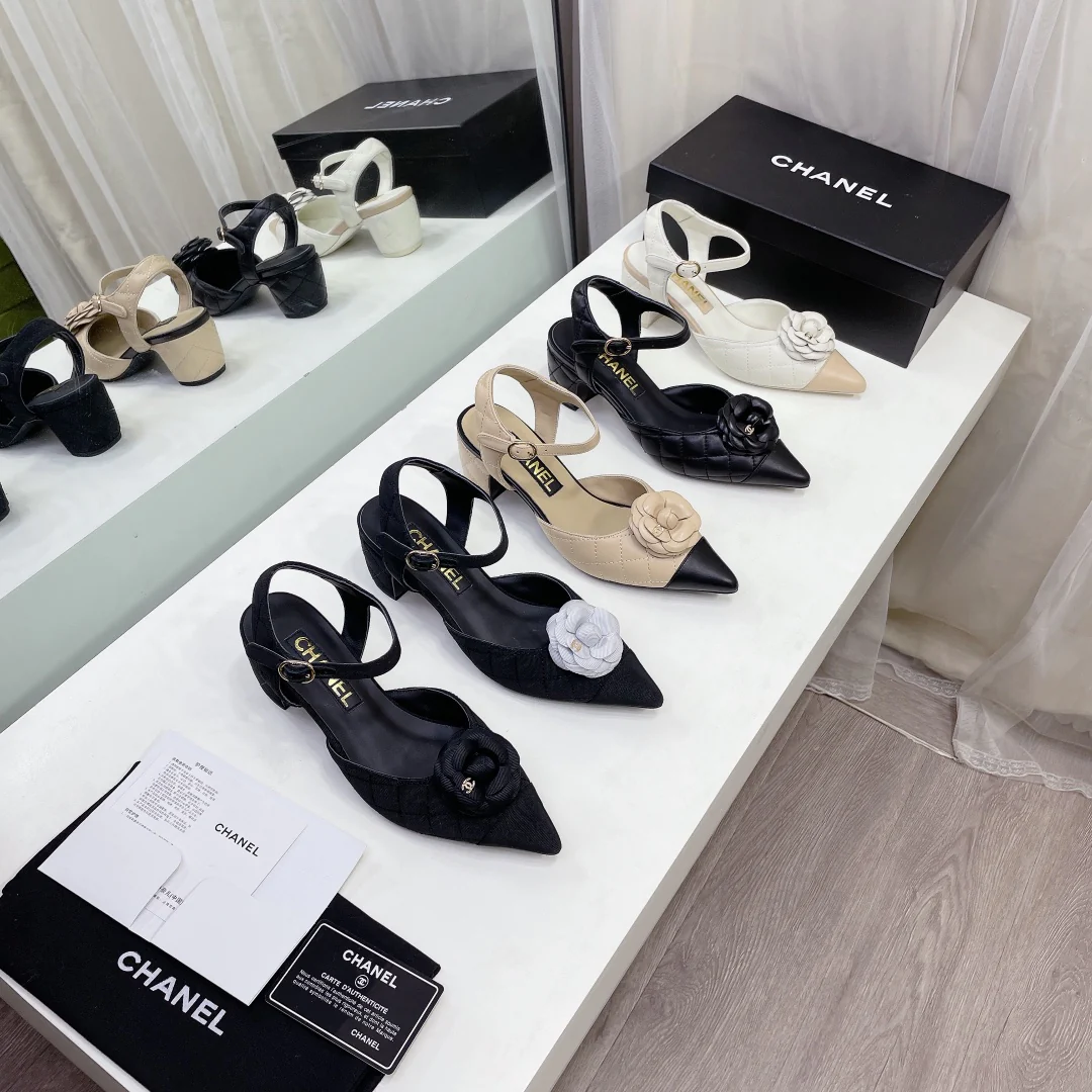 Сандалии Chanel Camellia на низком каблуке - черные - 5 см