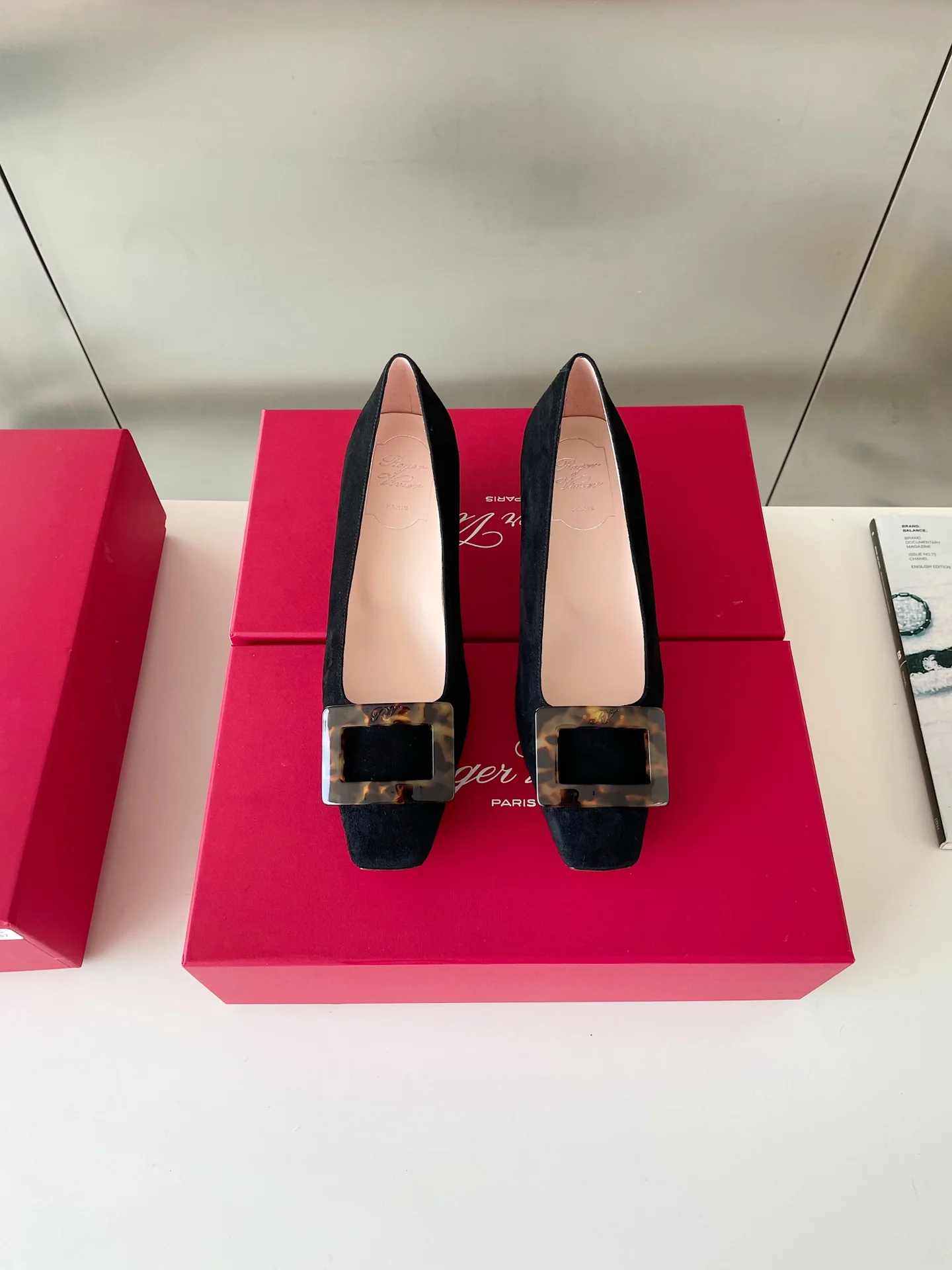Туфли Roger Vivier Belle с пряжкой в ??черепаховой оправе и квадратным носком