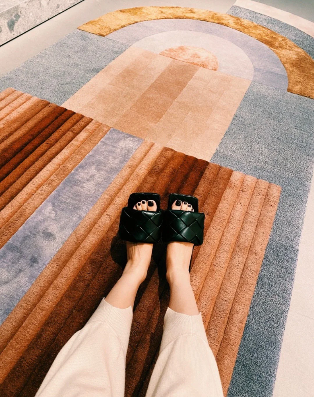 Новинка сезона весна/лето 2021 от BV - Плоские плетеные тапочки - Фотографии в носке