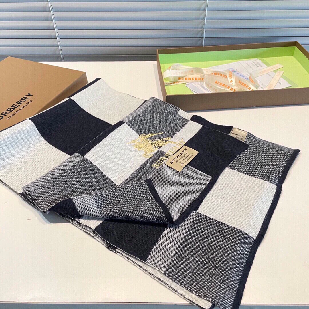 Классический клетчатый шарф Burberry 2024 — черный