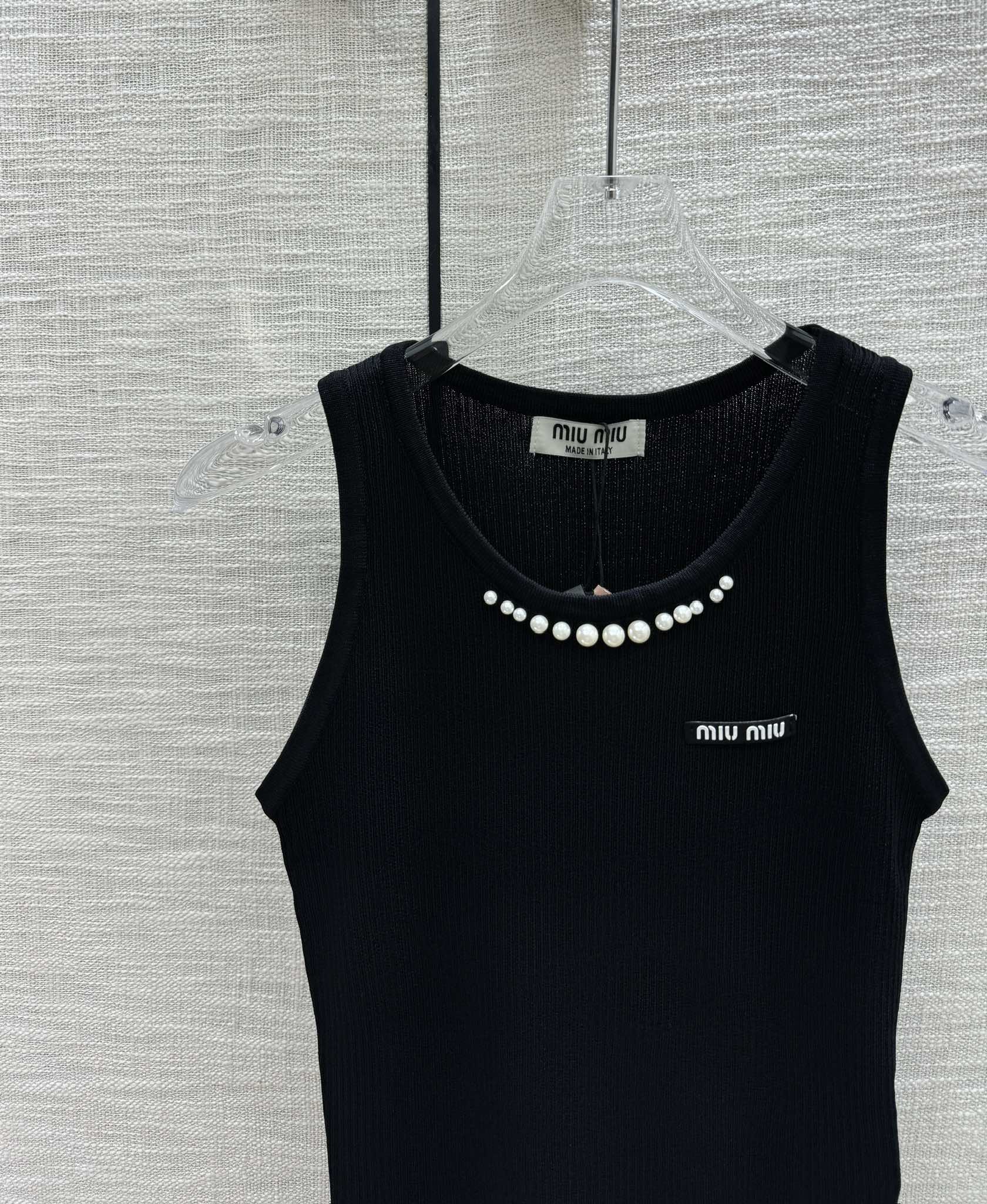 Жилет Miu Miu-2404 из плотной вязки с бисером - черный