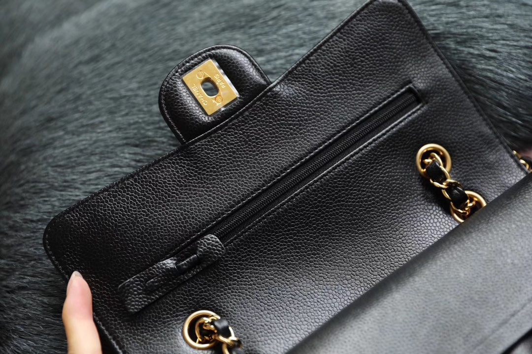 Chanel - Икра - Сумка CF - Черная с золотой фурнитурой - 23 см