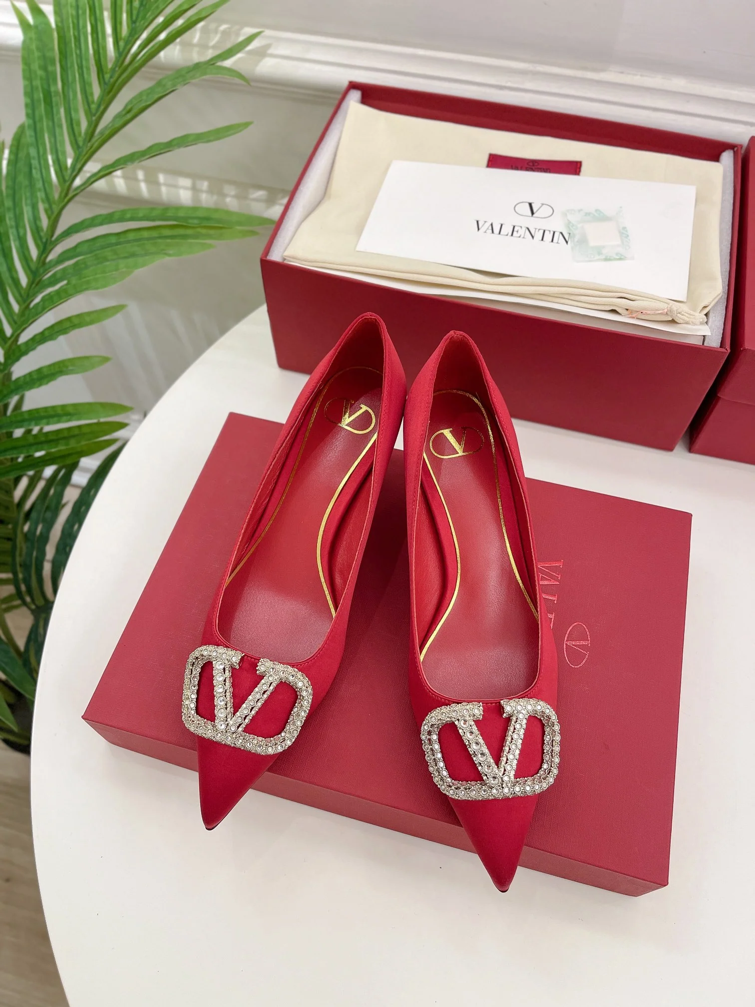 Новинка лета 2023 от Valentino - Коллекция Roman Stud - Туфли на высоком каблуке с бриллиантовой пряжкой - 5 см - Красные