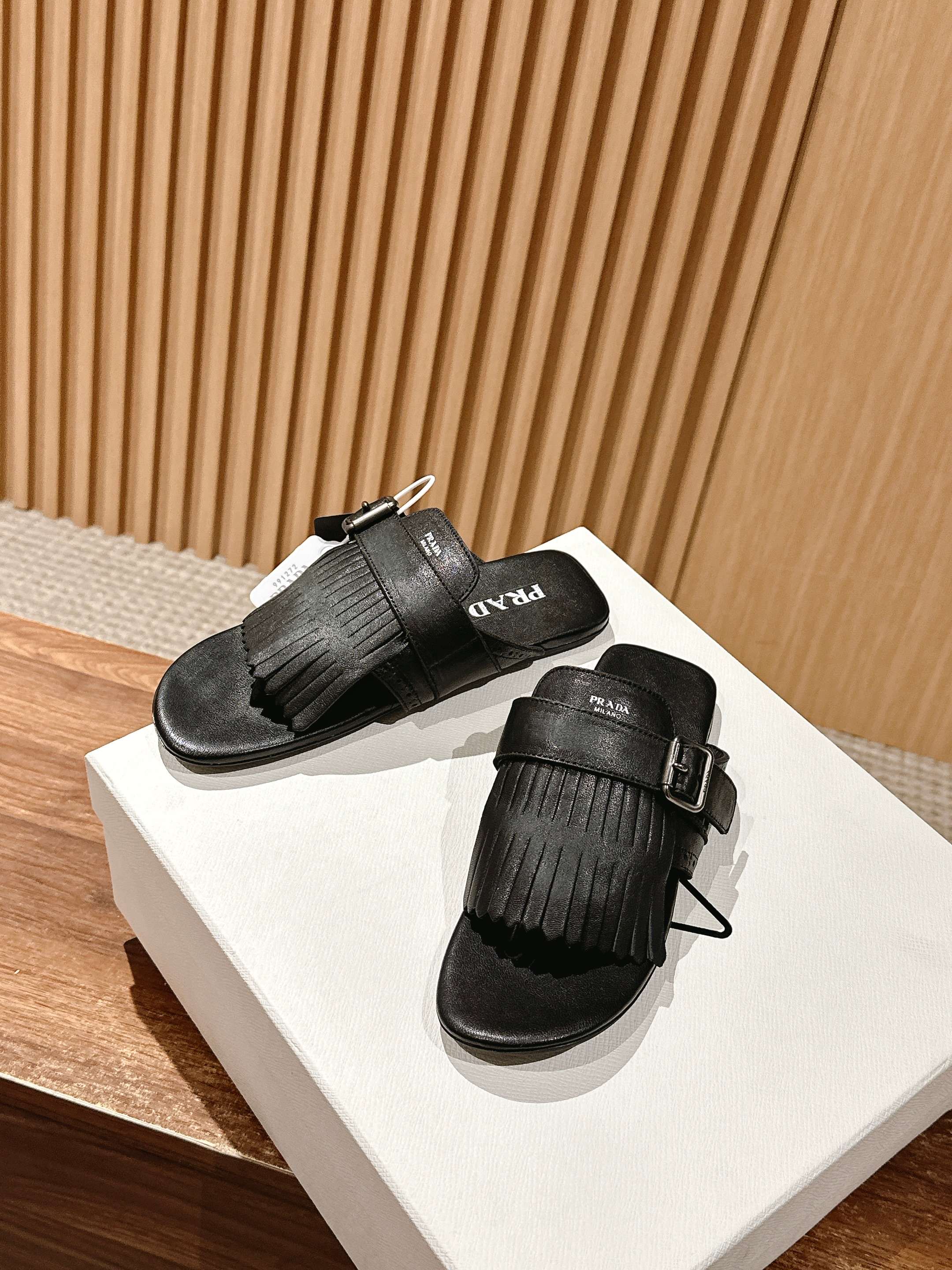 Новинка сезона весна/лето 2025 от Prada - Ретро-сандалии с кисточками - Подиумный образ - Черные