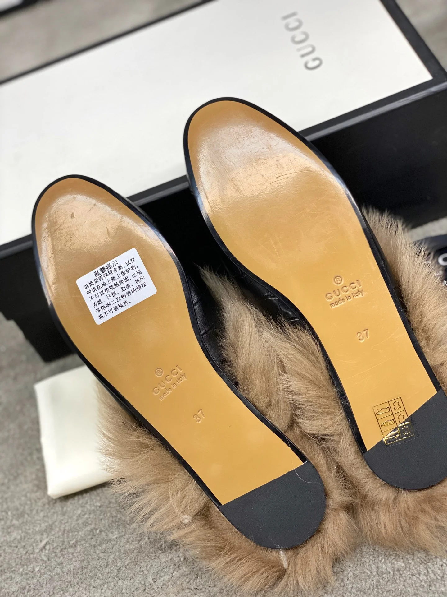 Бутик Gucci 2020 — Последние модели с подиума — Меховые тапочки — Черный с текстурой камня