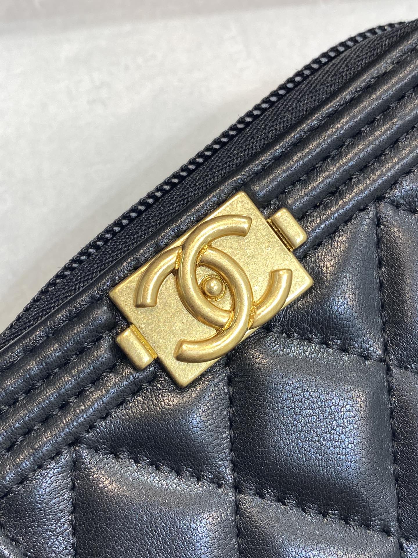 Классический кошелек для монет Chanel Le Boy на молнии — черно-золотой