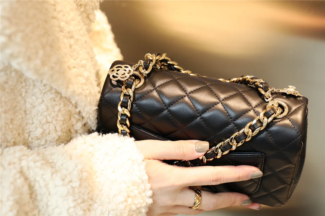 Миниатюрный кулон-значок Chanel CF