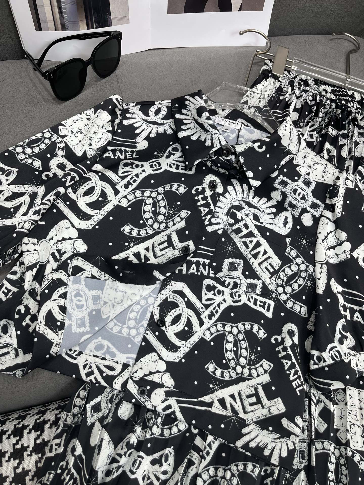 Новый костюм Chanel 2403-24ss весна/лето: короткая рубашка и плиссированная юбка - черный.