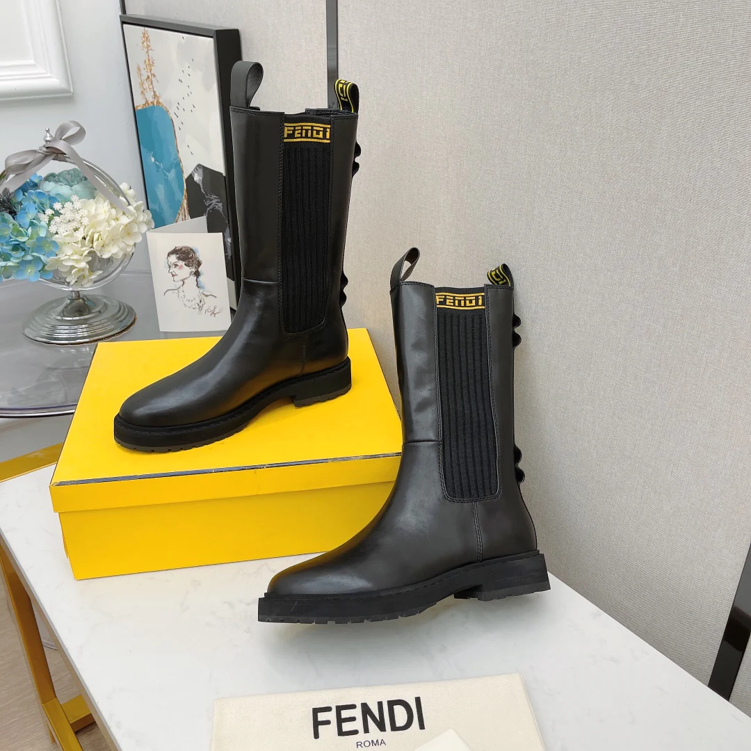 Новинки сезона осень/зима 2022 от Fendi - Ботинки Dr. Martens - Ботинки до середины икры - 3