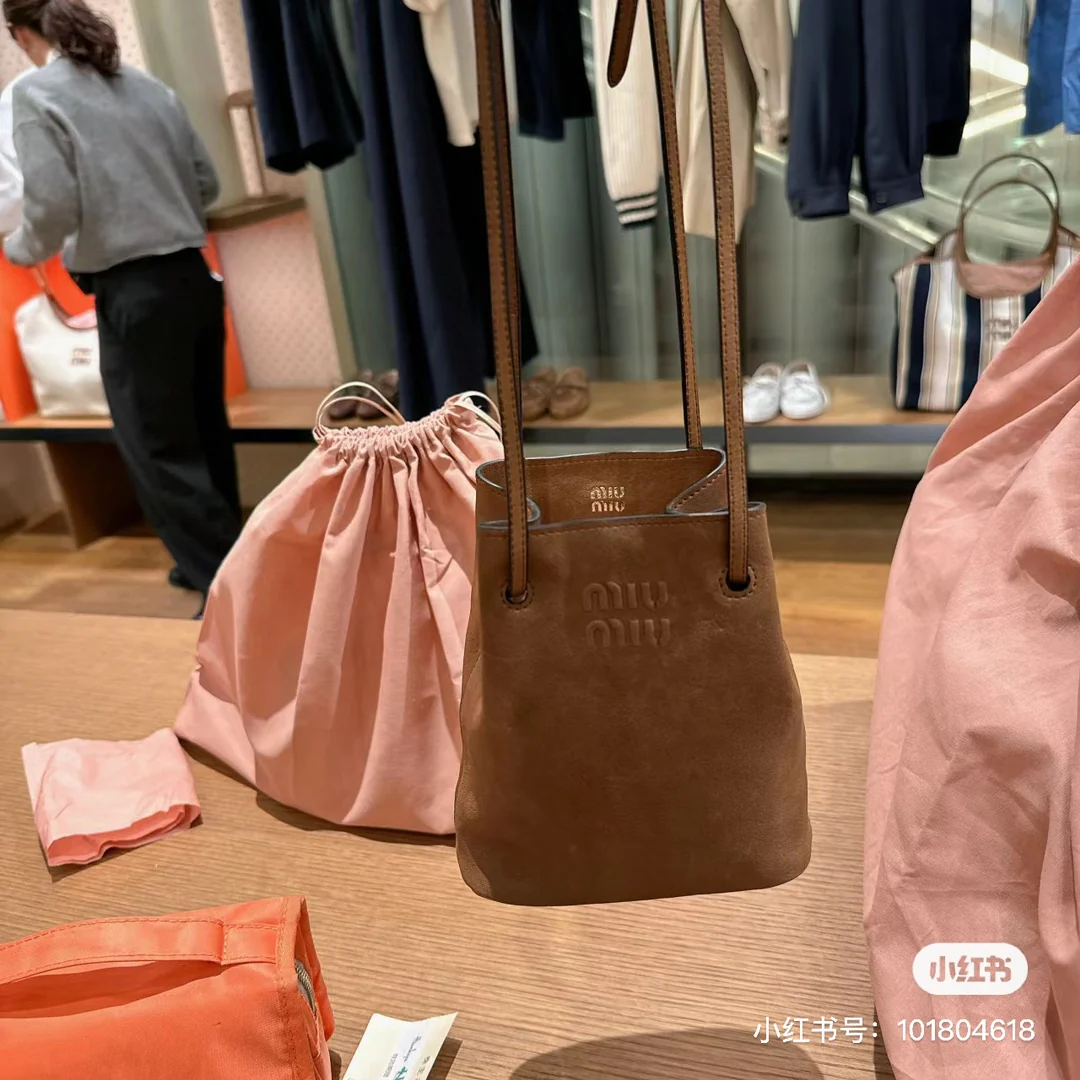 Miu Miu - Миниатюрная сумка-ведро из овечьей кожи