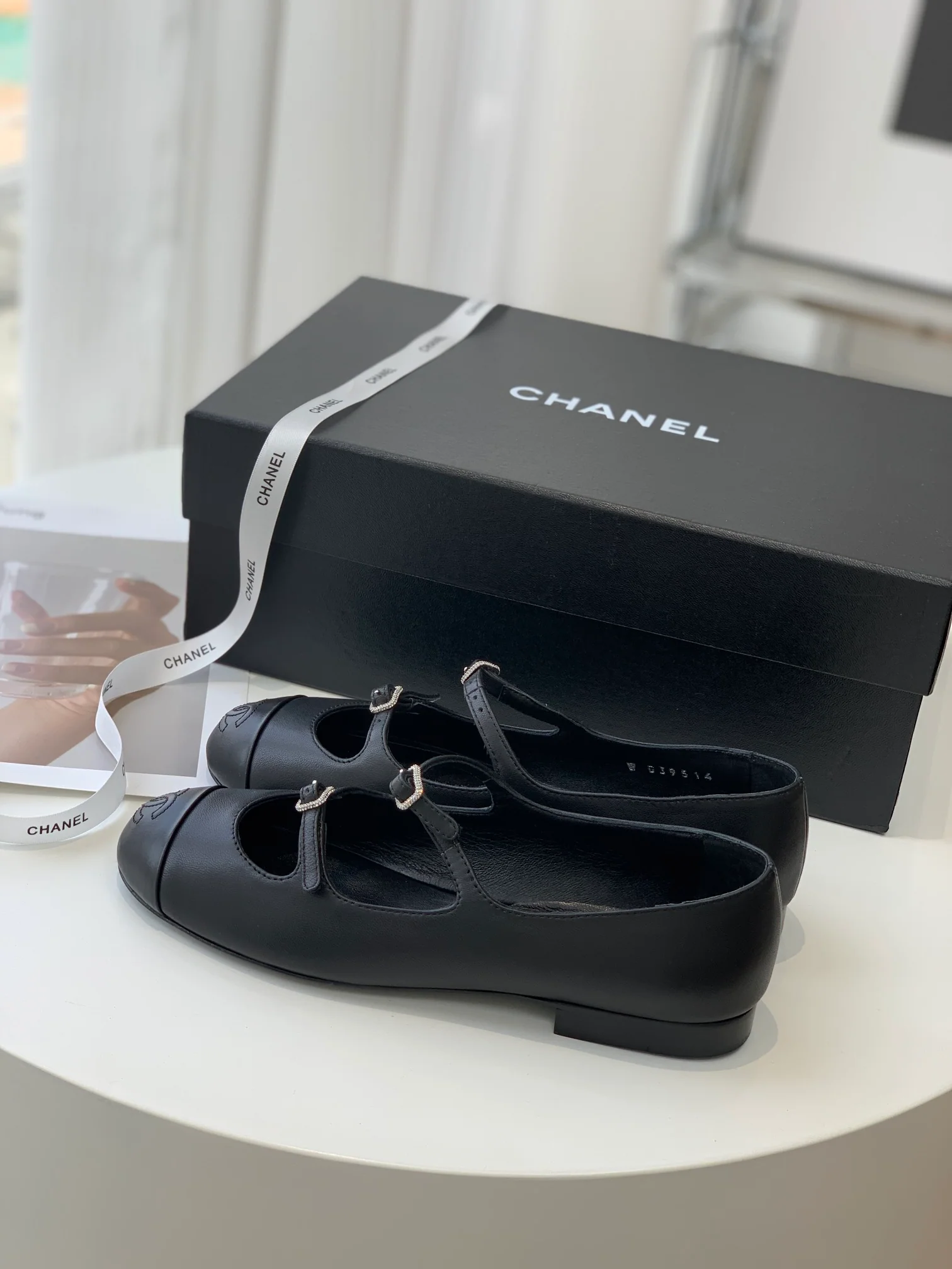 Новинка 2023 года от Chanel - туфли Мэри Джейн из овечьей кожи.