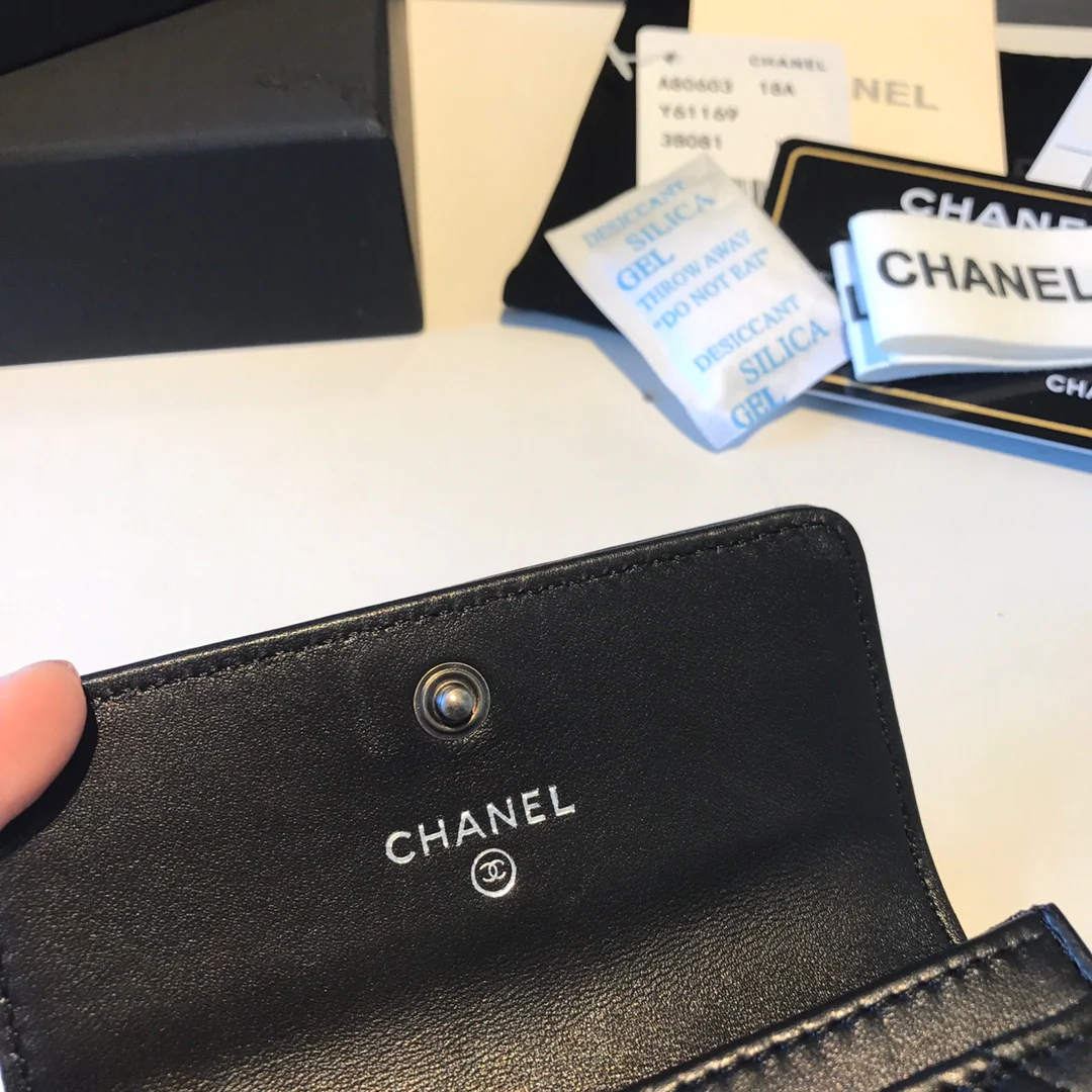 Кардхолдер Chanel Le Boy из овечьей кожи с винтажной серебряной пряжкой.