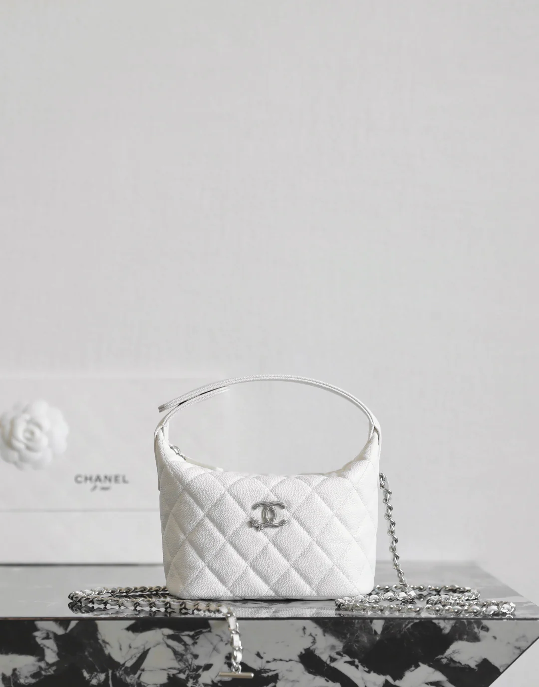 Сумка-ланчбокс Chanel - белая пряжка с бриллиантом