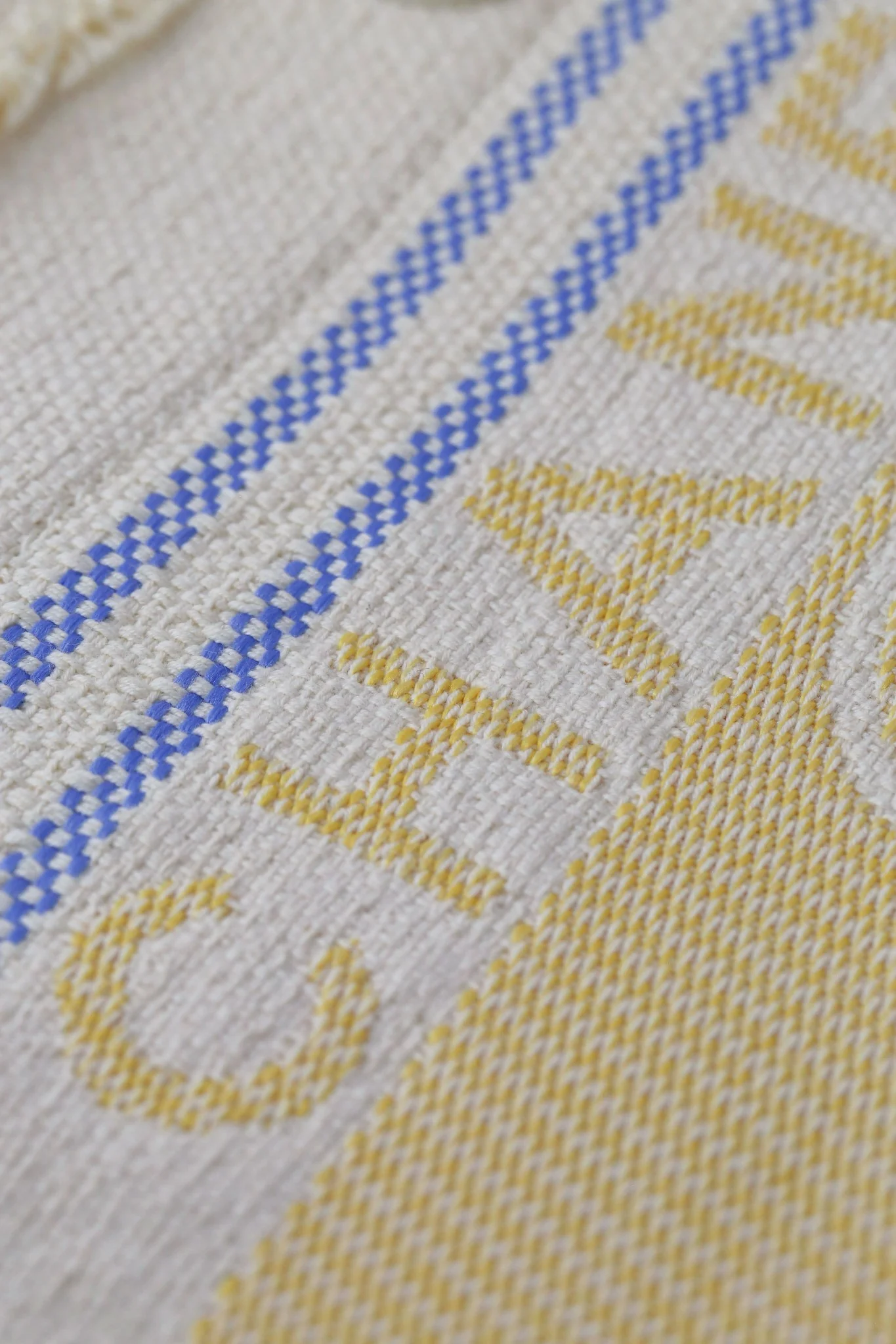 Пляжная сумка Chanel 25c, косметичка, ярко-желтая.