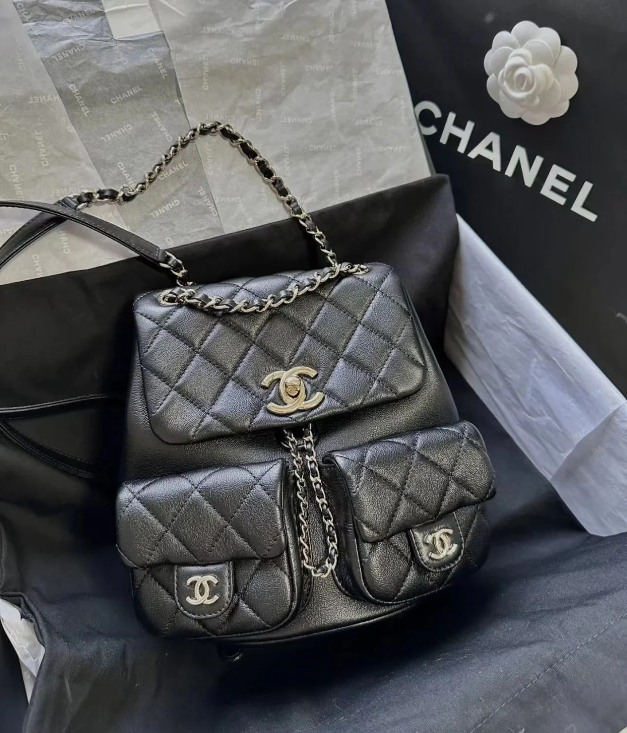 Коллекция Chanel Весна/Лето 2023 - Duma - Однотонный рюкзак из телячьей кожи - Черный
