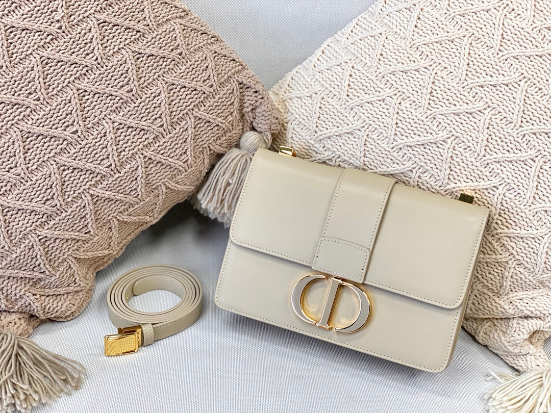 Часы Dior Montaigne серии 30, 24 см, телячья кожа с гладкой текстурой и эмалевой застежкой.