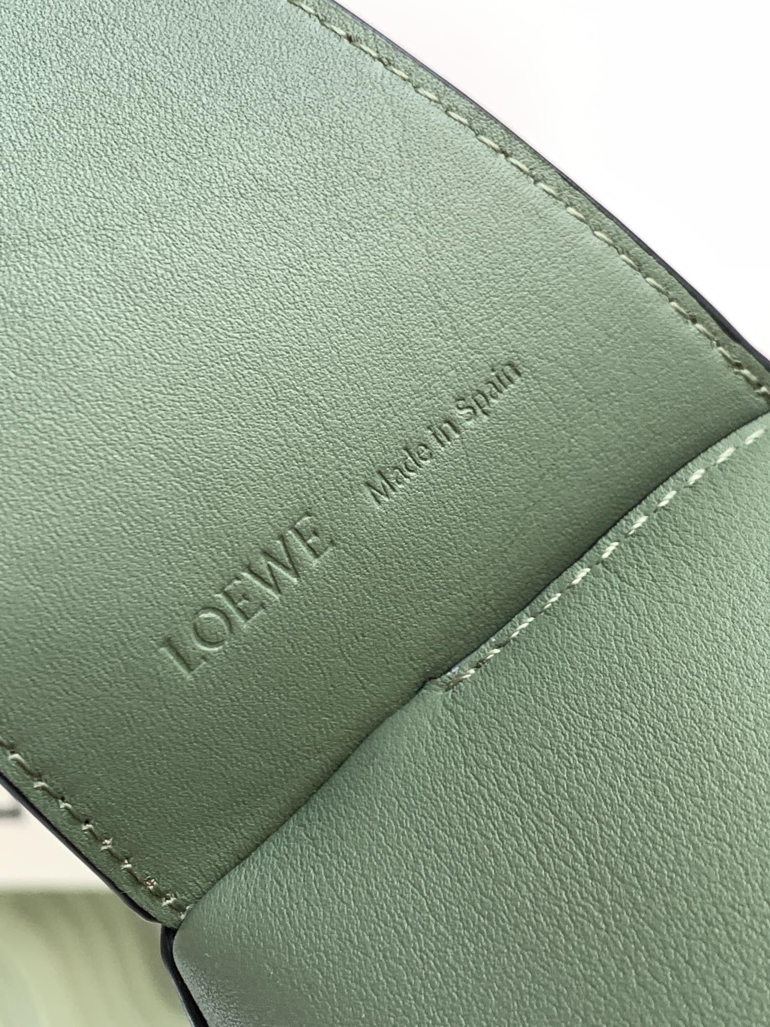 Сумка-хобо Loewe Puzzle, наплечная, из кожи наппа, зеленая.