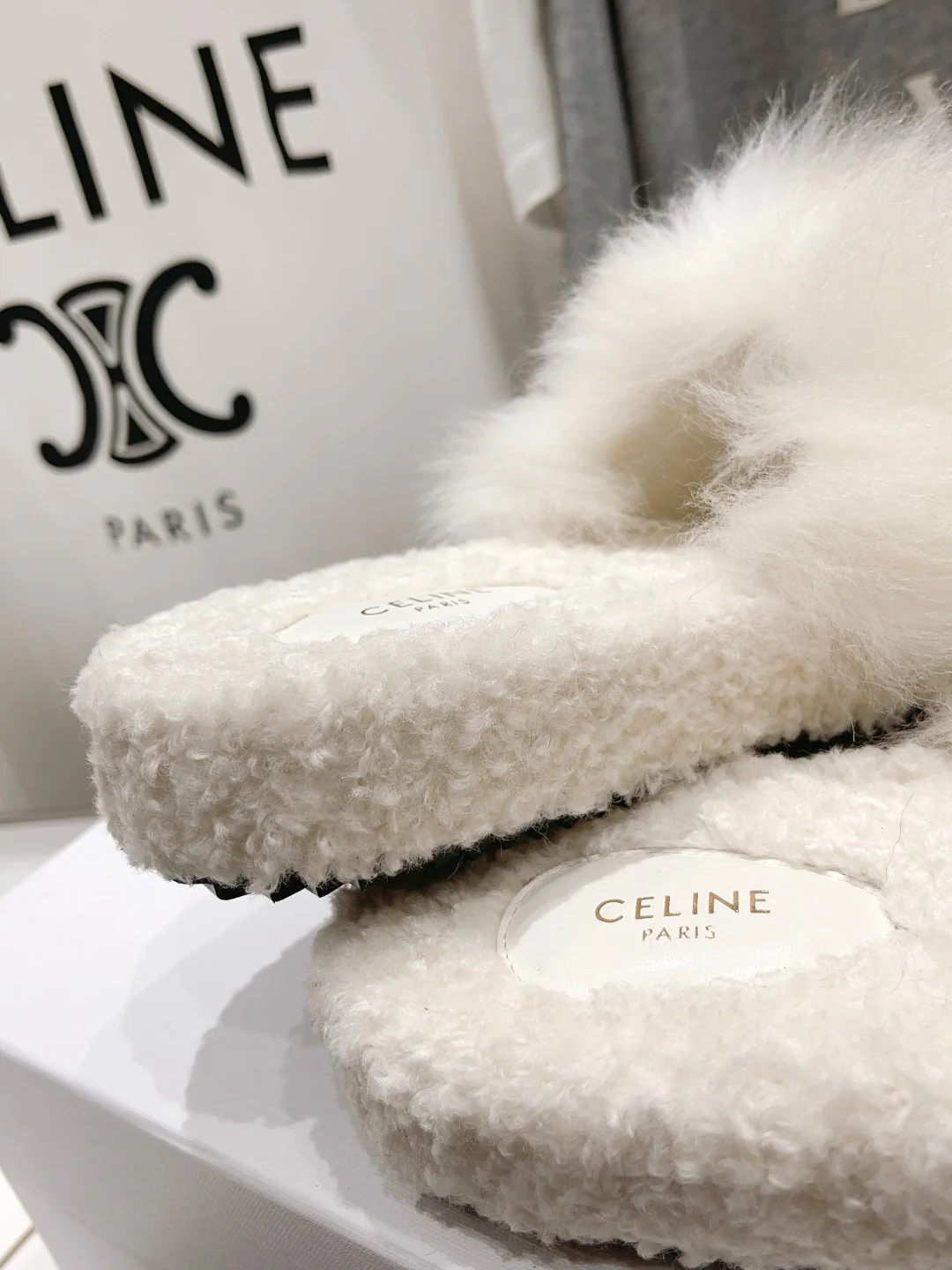 Новинка сезона осень/зима 2023 от Celine - Шерстяные тапочки - Перекрестный крой - Белый - 1