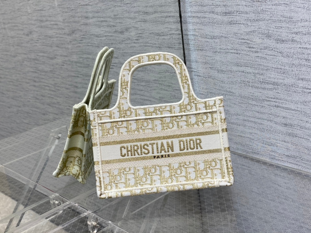 Сумка-тоут Dior Book Mini 23 см с золотой монограммой, лимитированная рождественская серия.