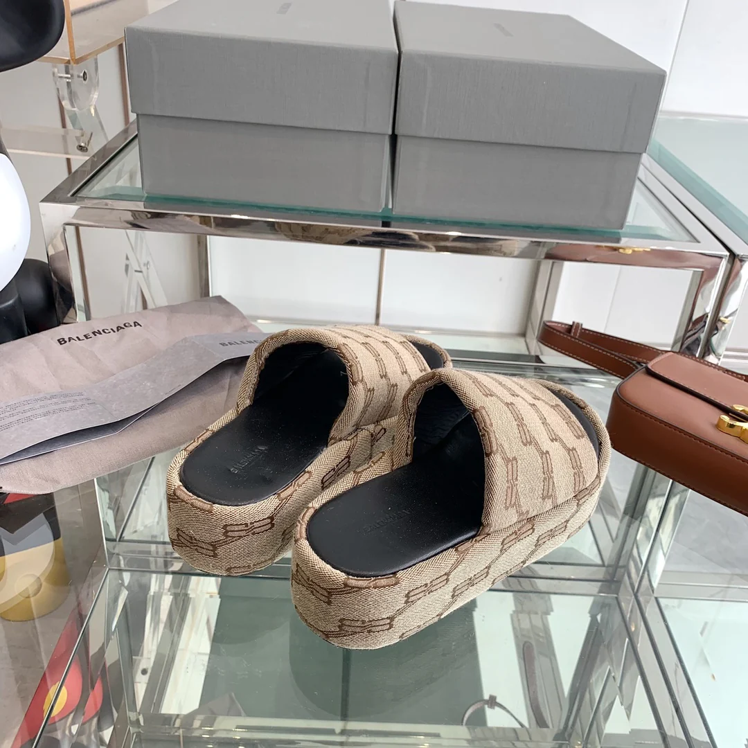 Новинка сезона весна/лето 2023 от Balenciaga - Тапочки на платформе с вышивкой - Коричневые