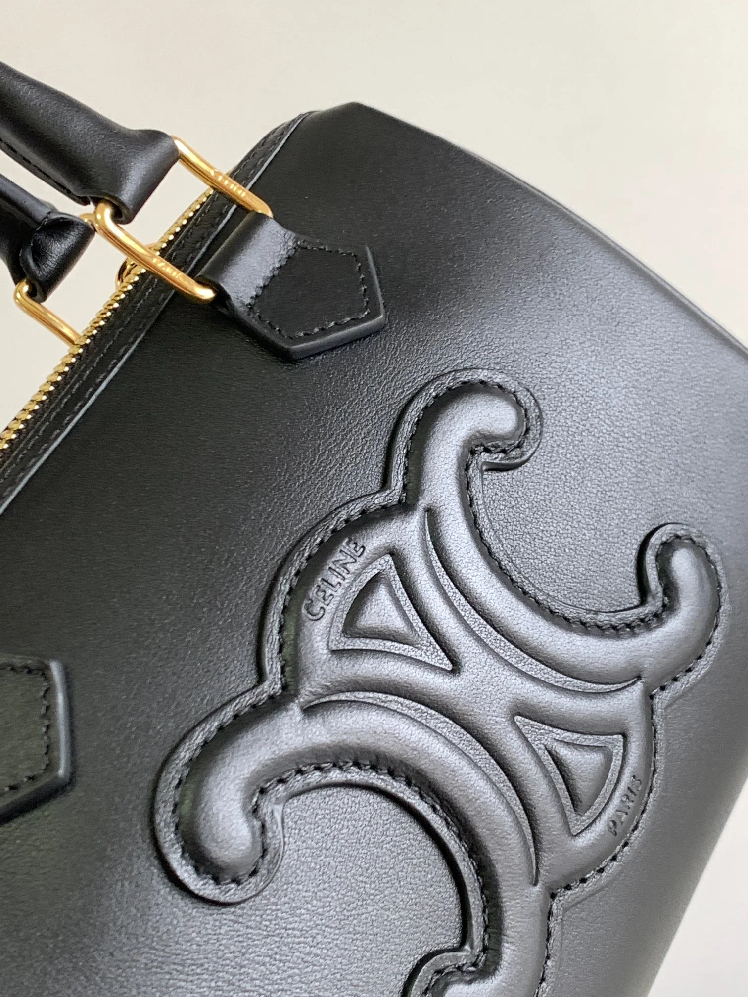 Коллекция Celine Весна/Лето 2023 - Бостон-сумка Cuir Triomphe из гладкой телячьей кожи - Черная